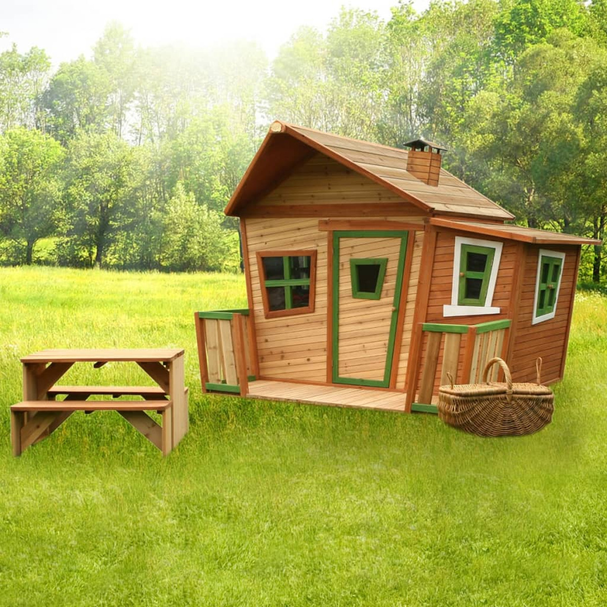 Holzspielhaus mit Picknicktisch und Korb auf grünem Gras.