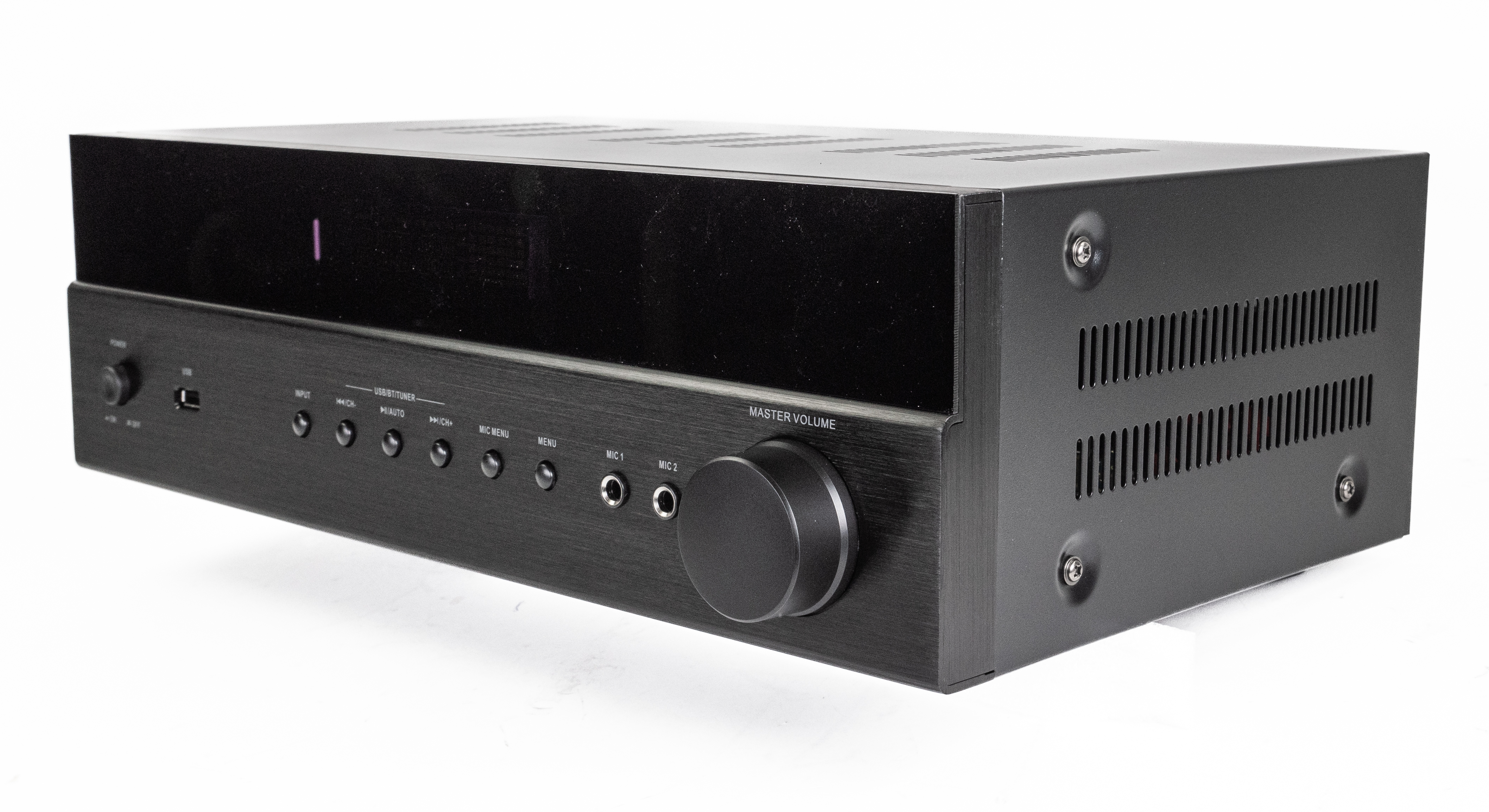 Schwarzer Audio-Receiver. Frontplatte mit Knöpfen und Display. Weißer Hintergrund.