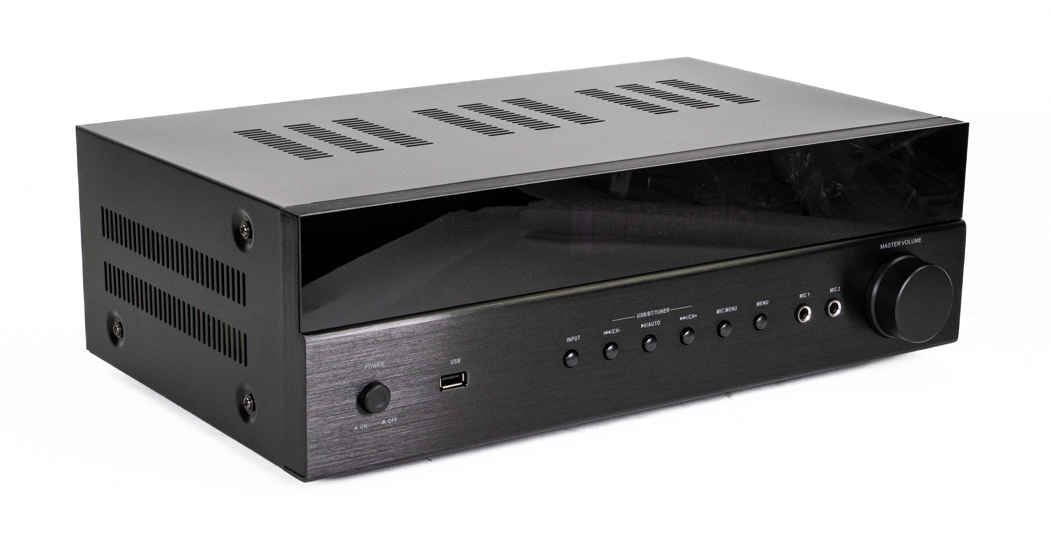 Ein schwarzer Audio-Receiver mit Knöpfen und einem Lautstärkeregler. Er steht auf weißem Hintergrund.