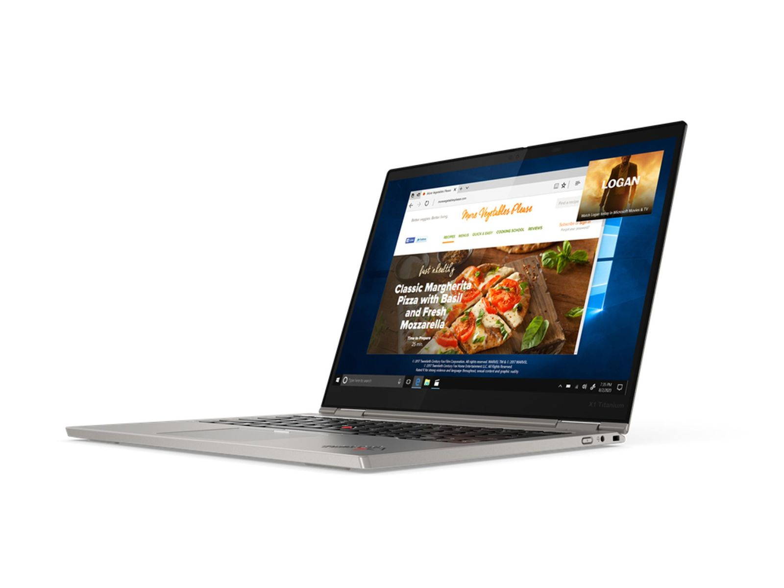 Laptop argentato con pagina web aperta, che mostra una pizza. Sfondo bianco.