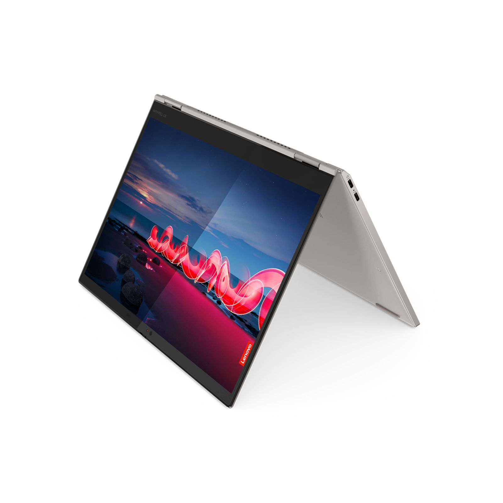 Laptop, aperto, angolato su una superficie bianca, che mostra uno schermo colorato, con il logo Lenovo.