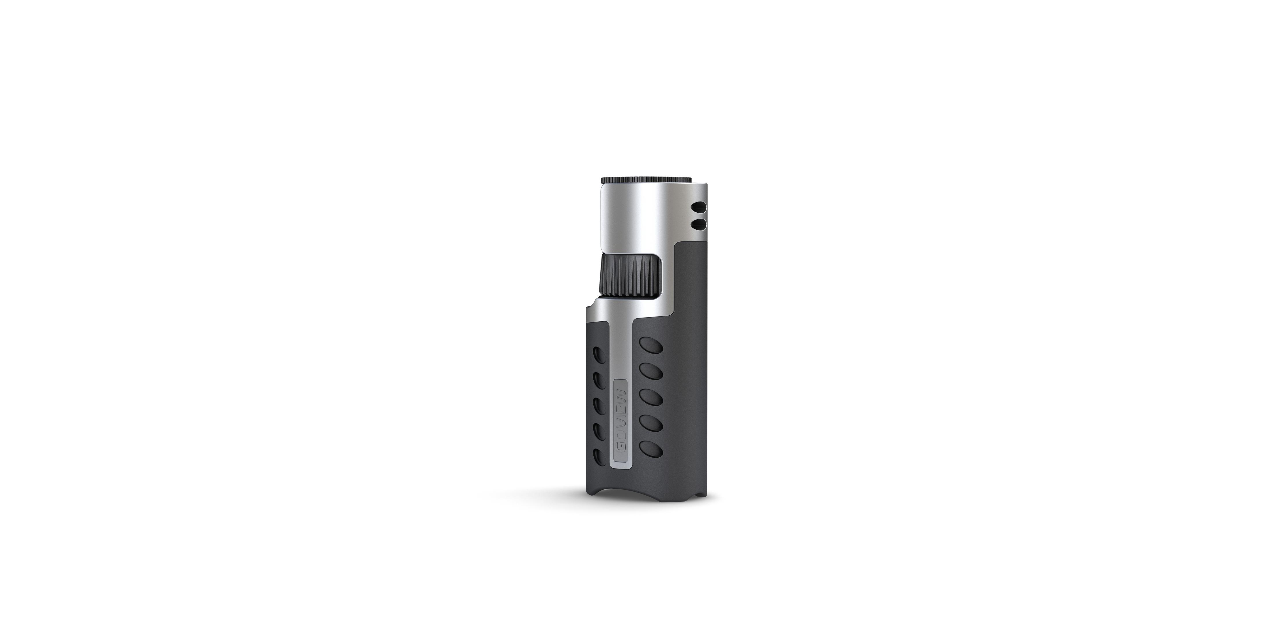 Dispositivo a penna vape argento e nero su sfondo bianco.