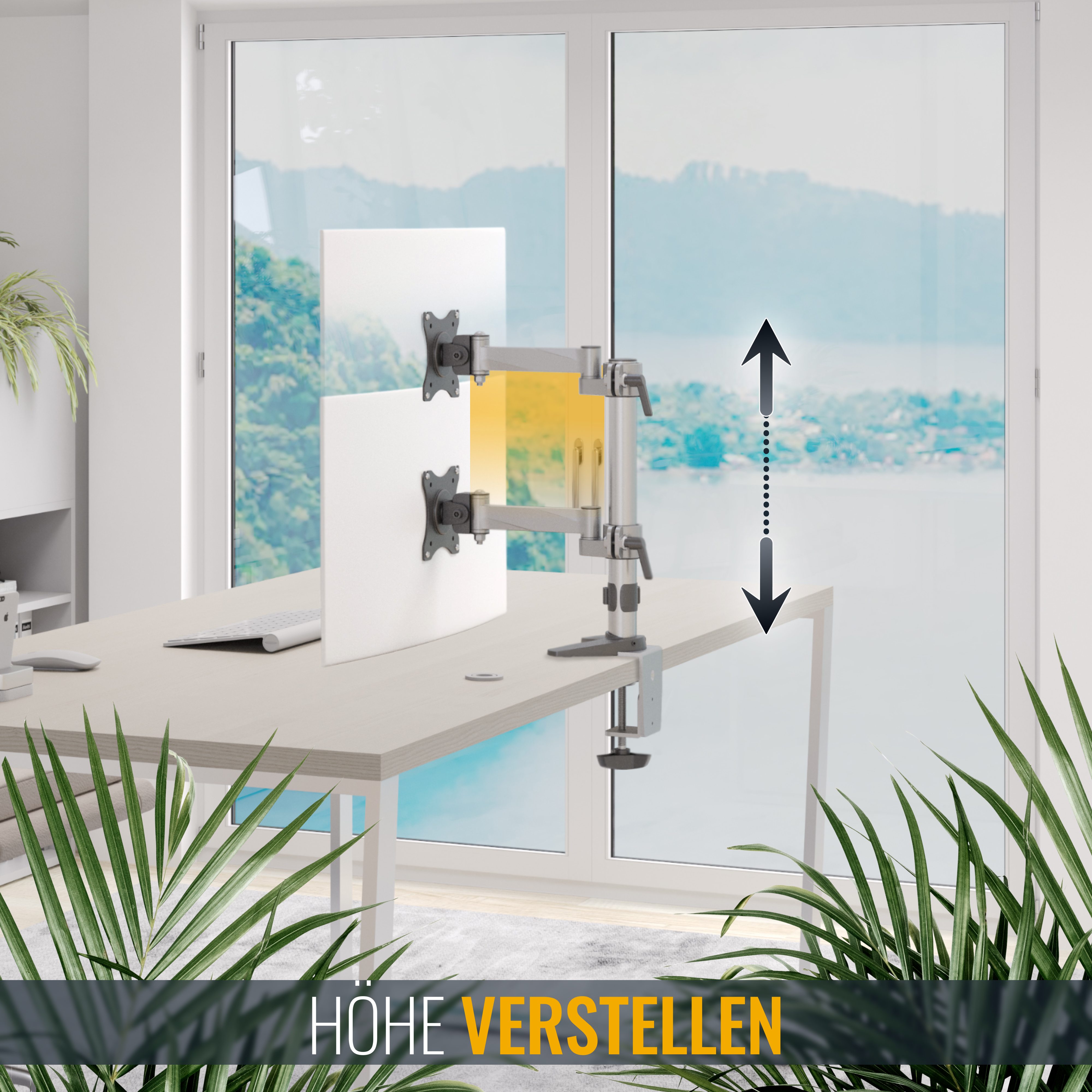 Schreibtisch mit zwei Monitoren an Armen. Höhenverstellpfeil. Grüne Pflanzen vor Fenster.