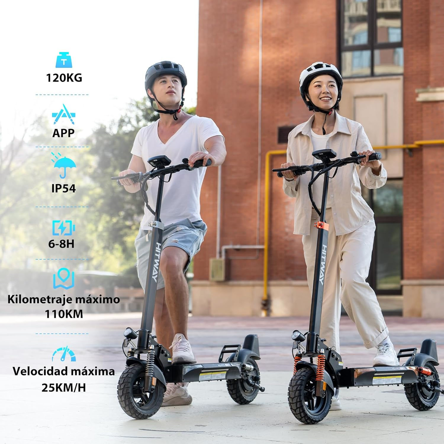 Dos personas montan scooters eléctricos en una calle de la ciudad. Las especificaciones se enumeran encima de ellos.