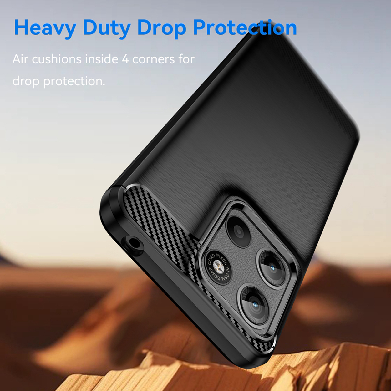 Coque de téléphone noire, face arrière, zone caméra visible, fond désertique, texte en haut.