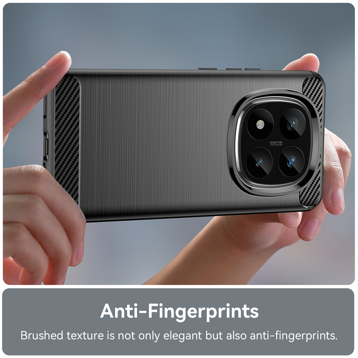Hand die een donkergrijze telefoonhoes vasthoudt met een geborstelde textuur.