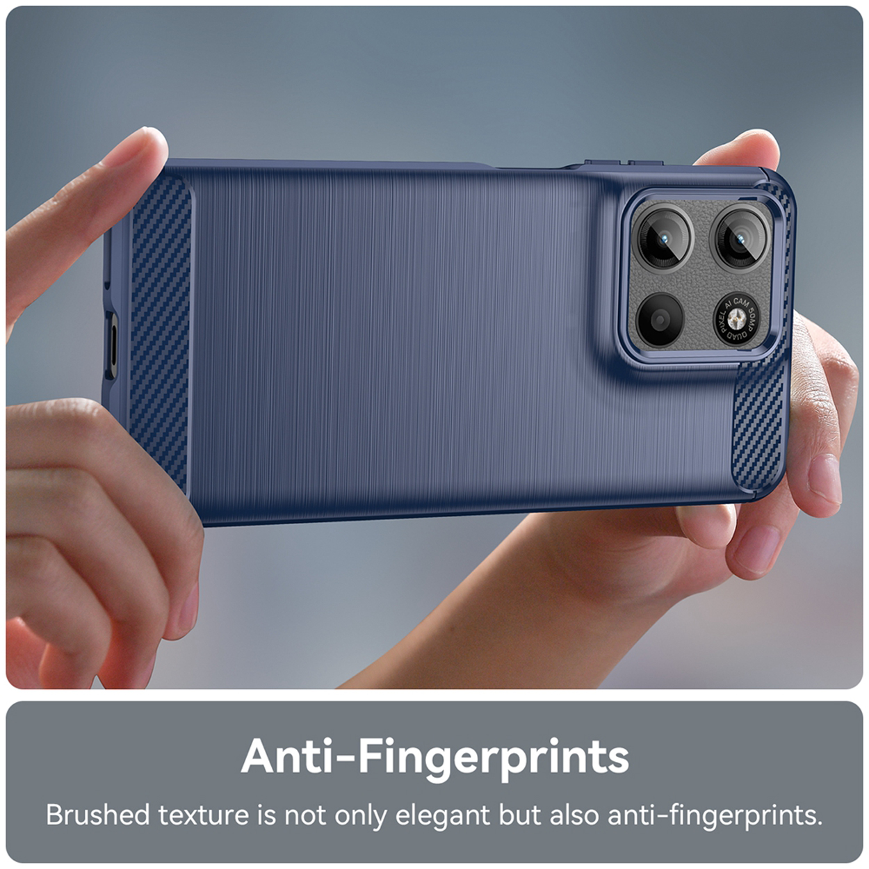 Main tenant une coque de téléphone bleu foncé avec une texture brossée.