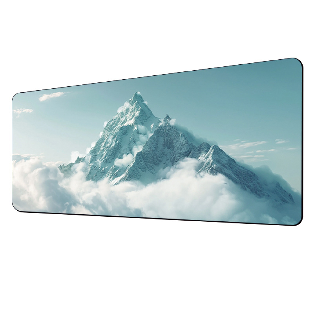 Een lange muismat met een besneeuwde bergtop boven de wolken, onder een blauwe lucht.