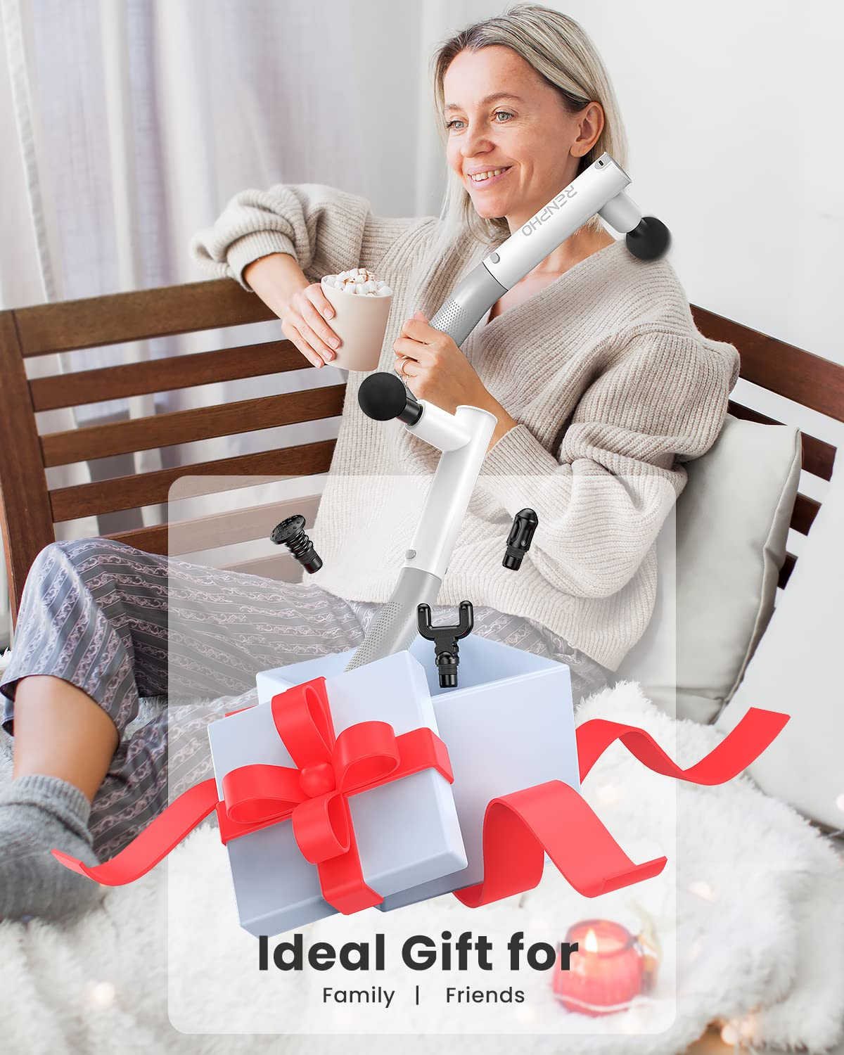 Frau mit weißem Perkussionsmassagegerät und Geschenkbox, ideales Geschenk für Familie und Freunde.