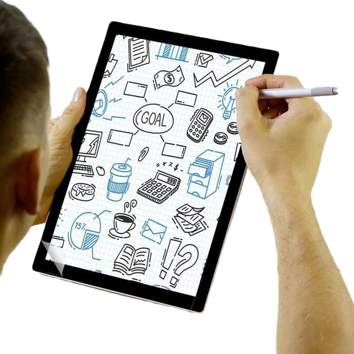 Una persona sosteniendo una tableta con un boceto digital de varios iconos relacionados con negocios.