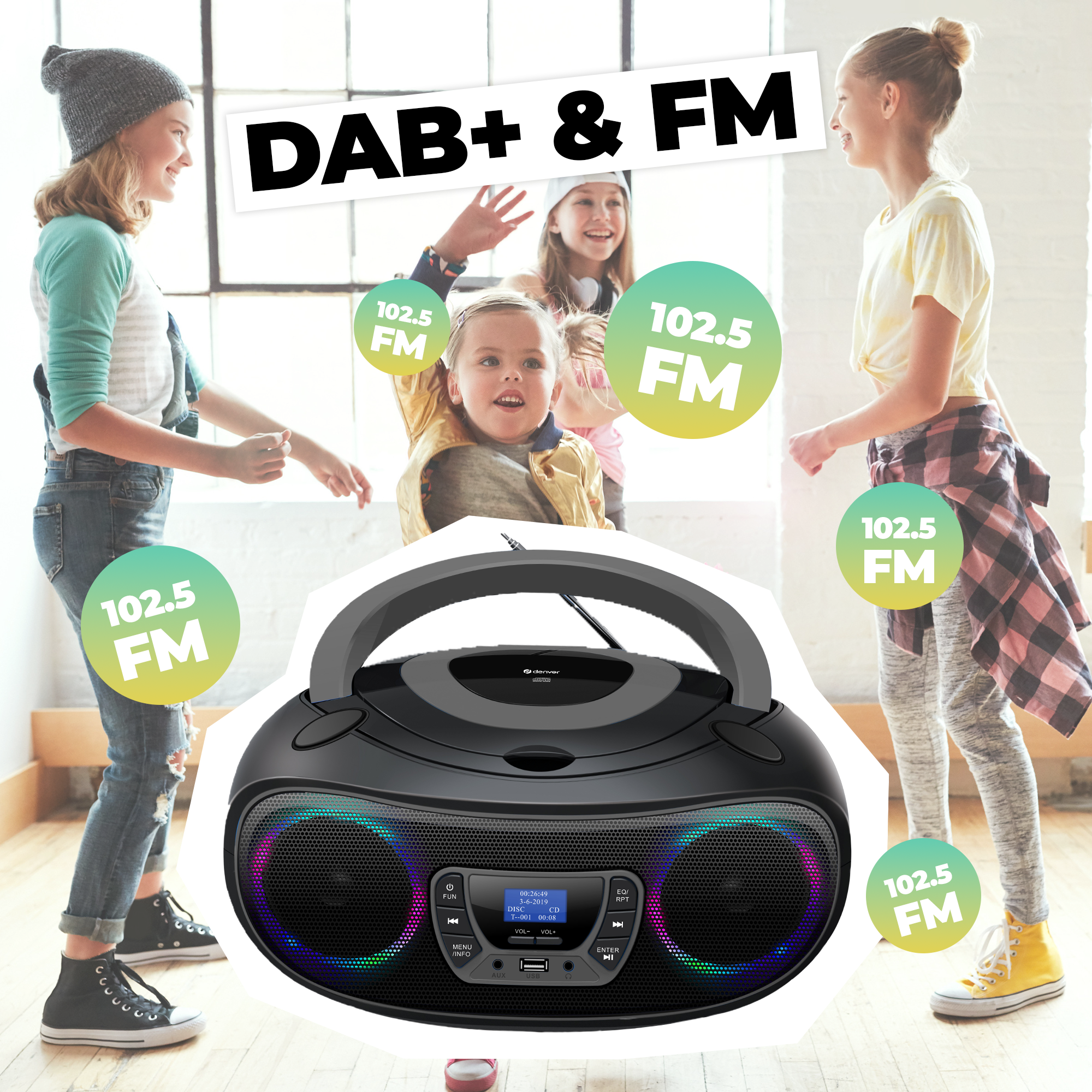 Trois enfants dansant près d'une radio. Le texte indique DAB+ & FM et 102.5 FM. Fond blanc.