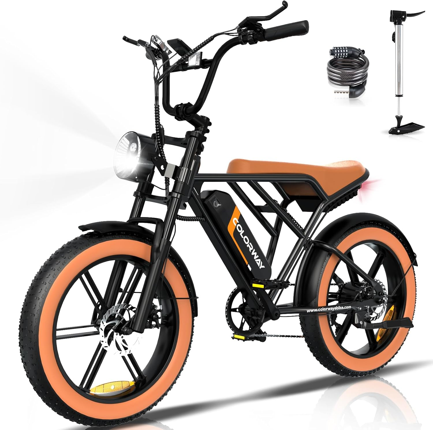 Een zwarte e-bike met een oranje zadel en banden. Met koplamp en accessoires.