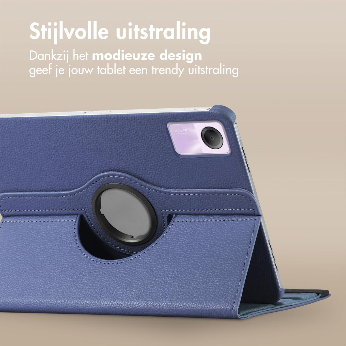 Tablet in a blue case, with a camera, a black ring stand, and text in Dutch.