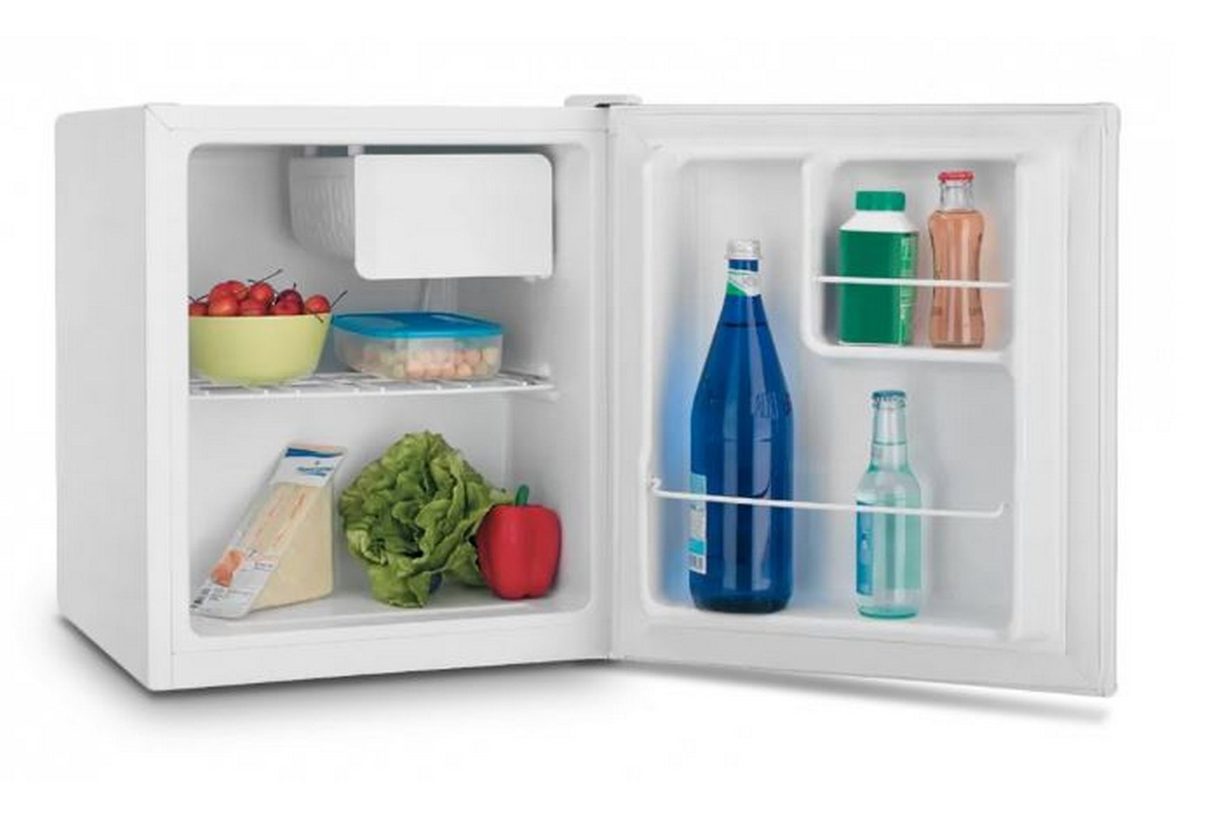 Un mini-refrigerador blanco abierto con alimentos como frutas, verduras y bebidas adentro.