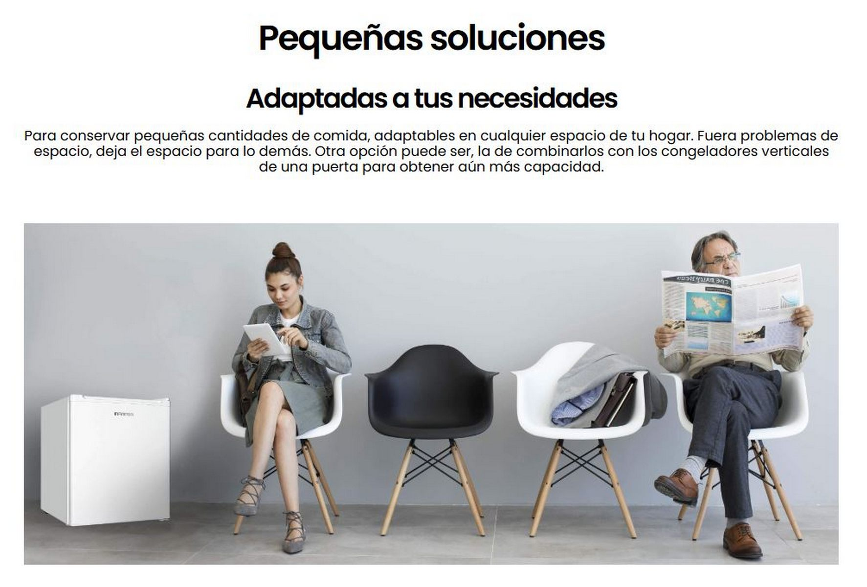 Escena de personas en una sala de espera con una nevera blanca pequeña y sillas.