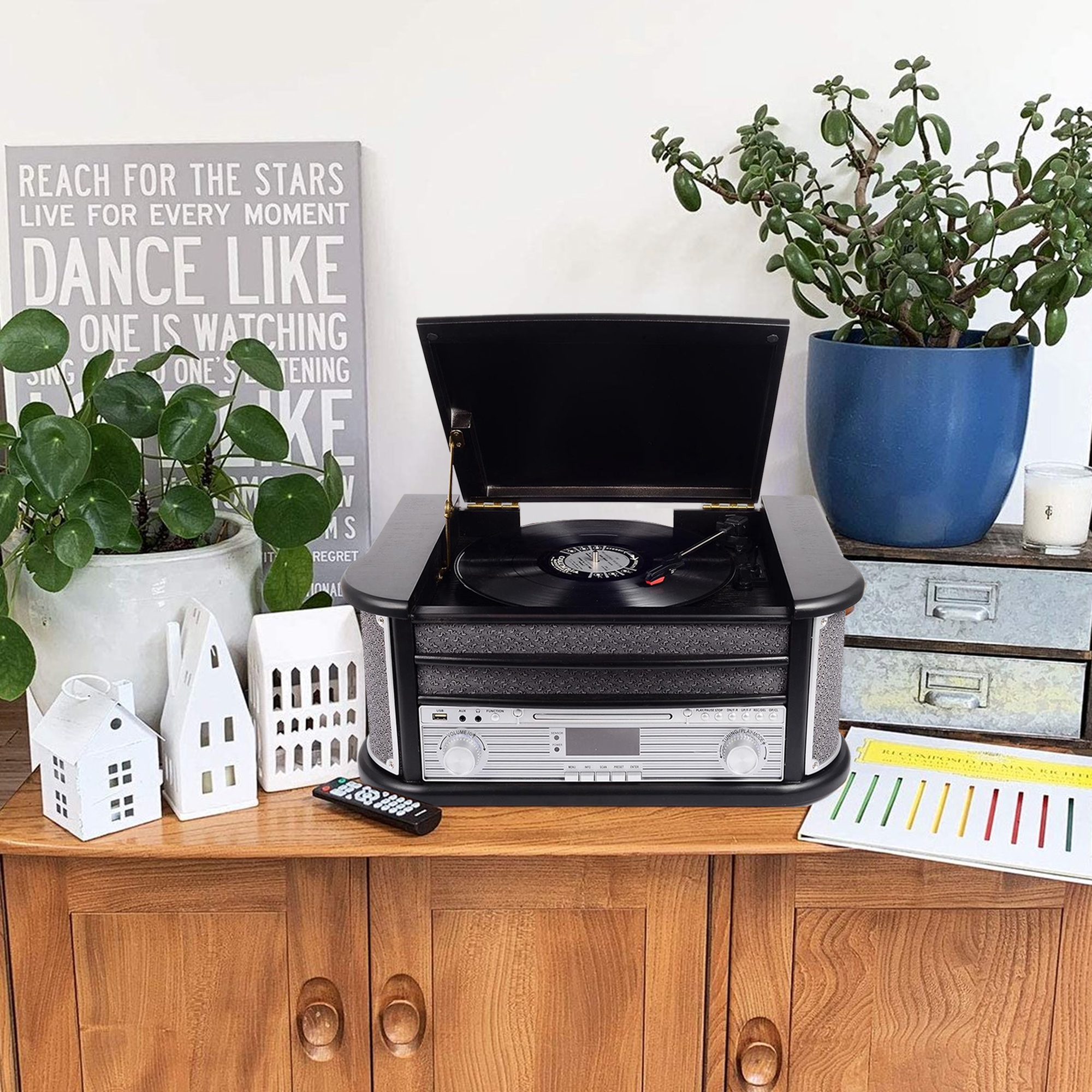 Ręce osoby trzymającej oprawiony wydruk artystyczny. Wydruk przedstawia zachód słońca nad wodą.