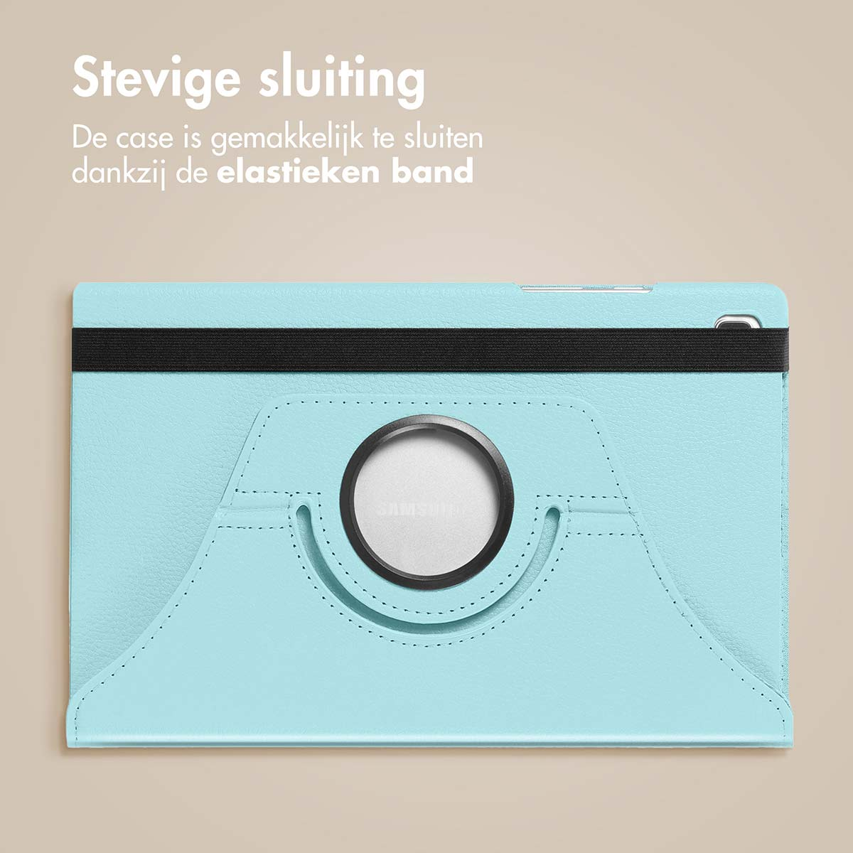 Un étui de tablette bleu clair avec une sangle noire et un support circulaire argenté, sur un fond clair.