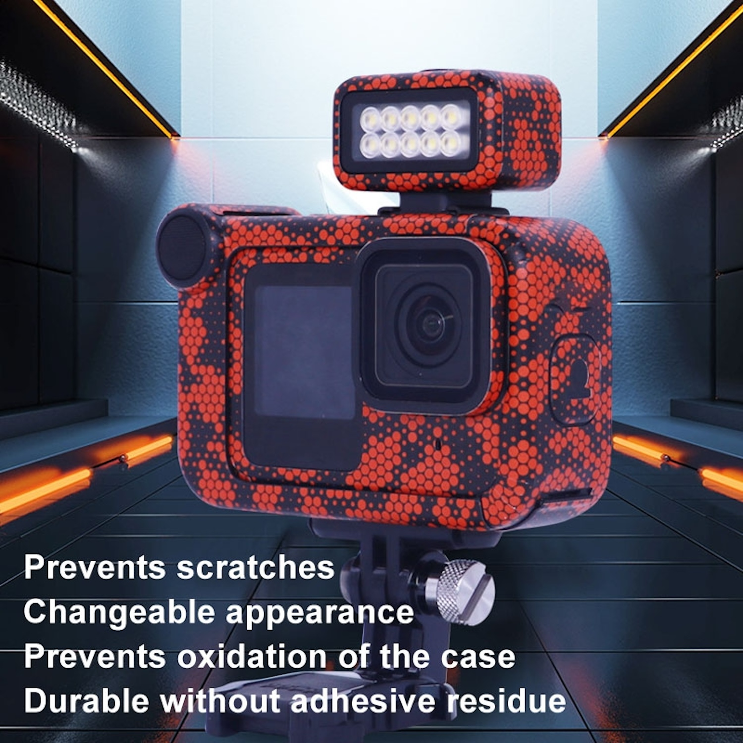 Action-Kamera in einem orange-schwarz gemusterten Gehäuse mit Licht.