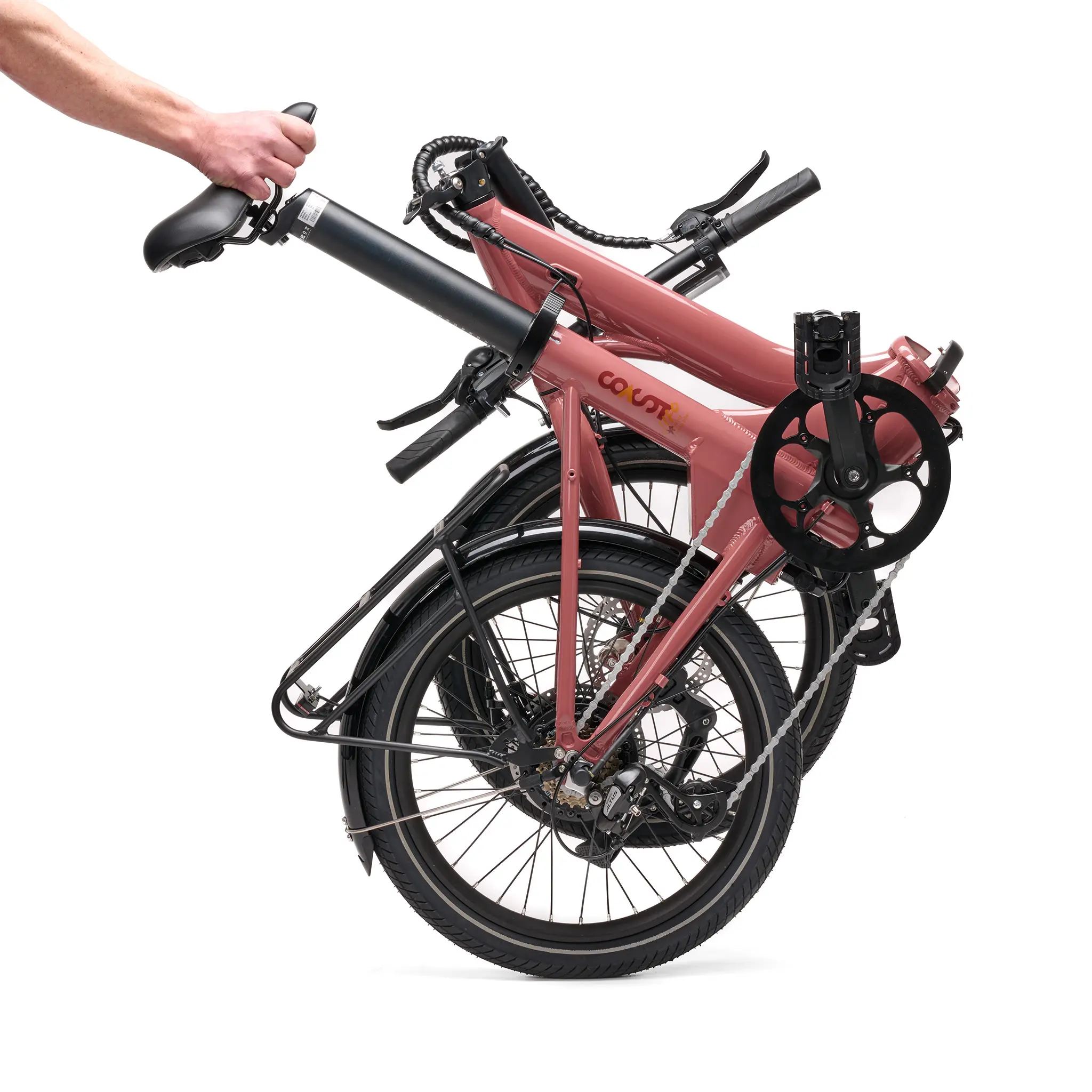 Klappbares rosa Fahrrad wird gehalten. Hand am Sitz. Weißer Hintergrund.