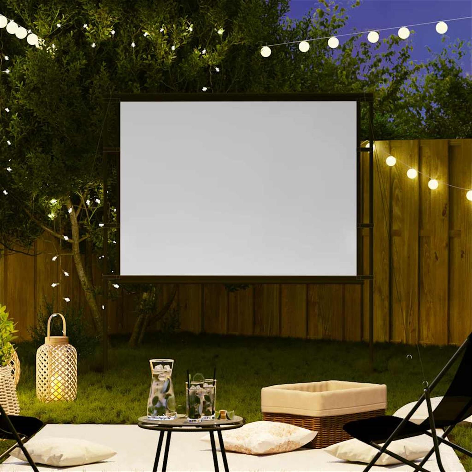 Outdoor-Leinwand auf Rasen. Tisch mit Getränken, Stühlen und Lichterketten im Hintergrund.