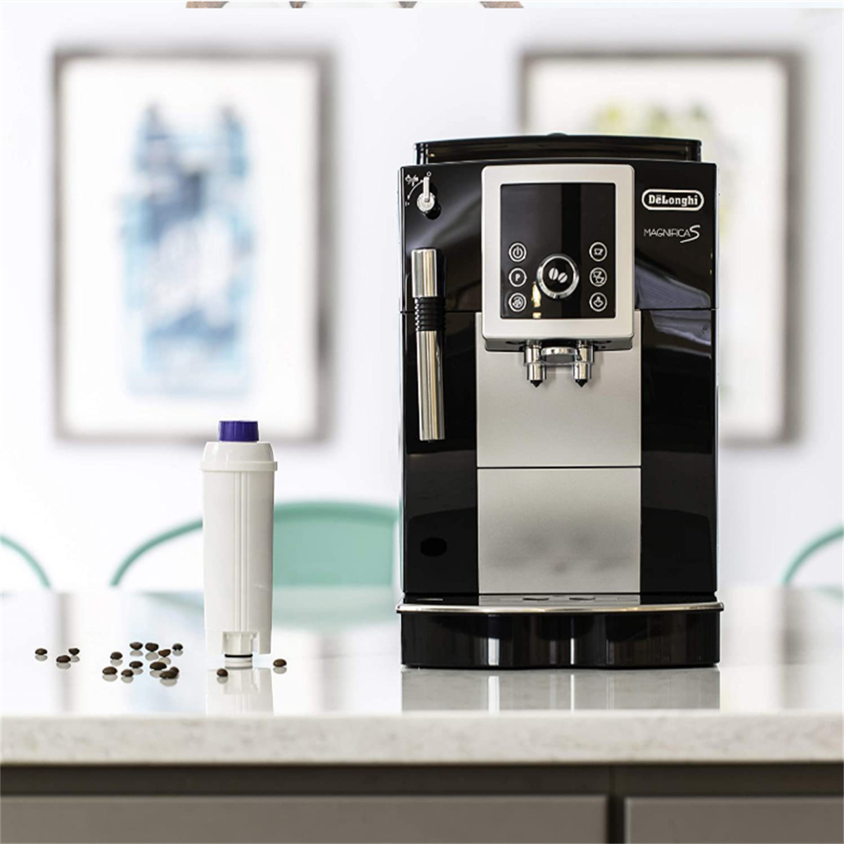 Schwarz-silberne Kaffeemaschine mit Wasserfilter und Kaffeebohnen auf weißer Oberfläche.