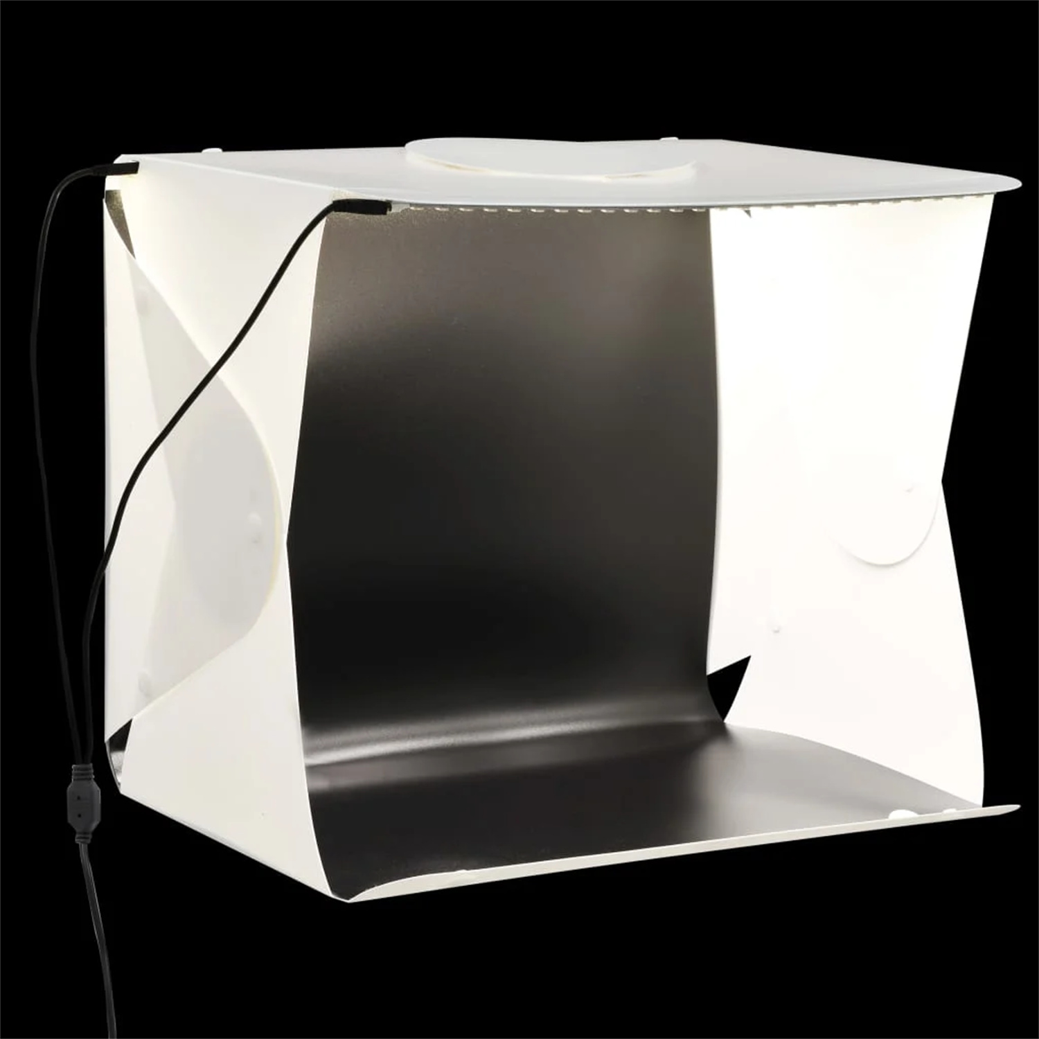 Eine weiße Fotostudiobox mit offenen Seiten und schwarzem Hintergrund.