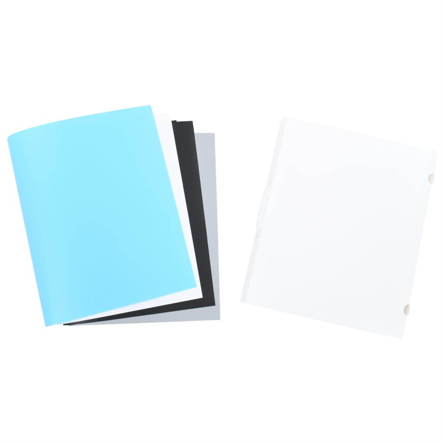 Ein Stapel bunter Papiere und ein weißer Ordner. Die Papiere sind blau, schwarz und grau.