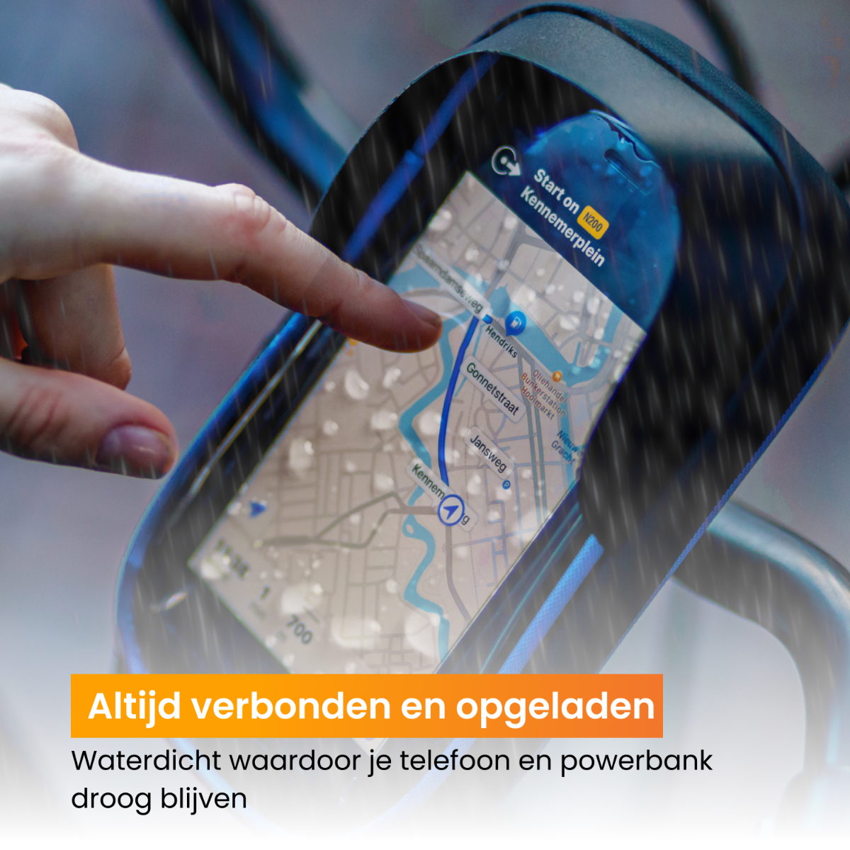Persoon die telefoon gebruikt op fiets in de regen, kaart op telefoon.
