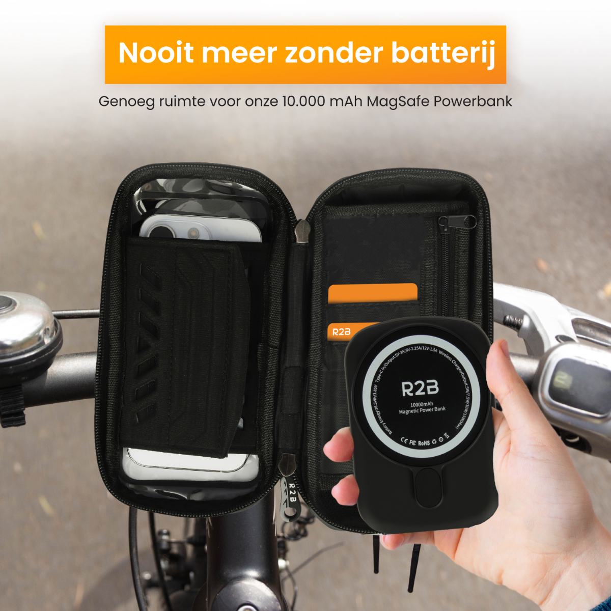 Een zwarte tas met een telefoon en een powerbank. Op een fiets met een hand die de powerbank vasthoudt.