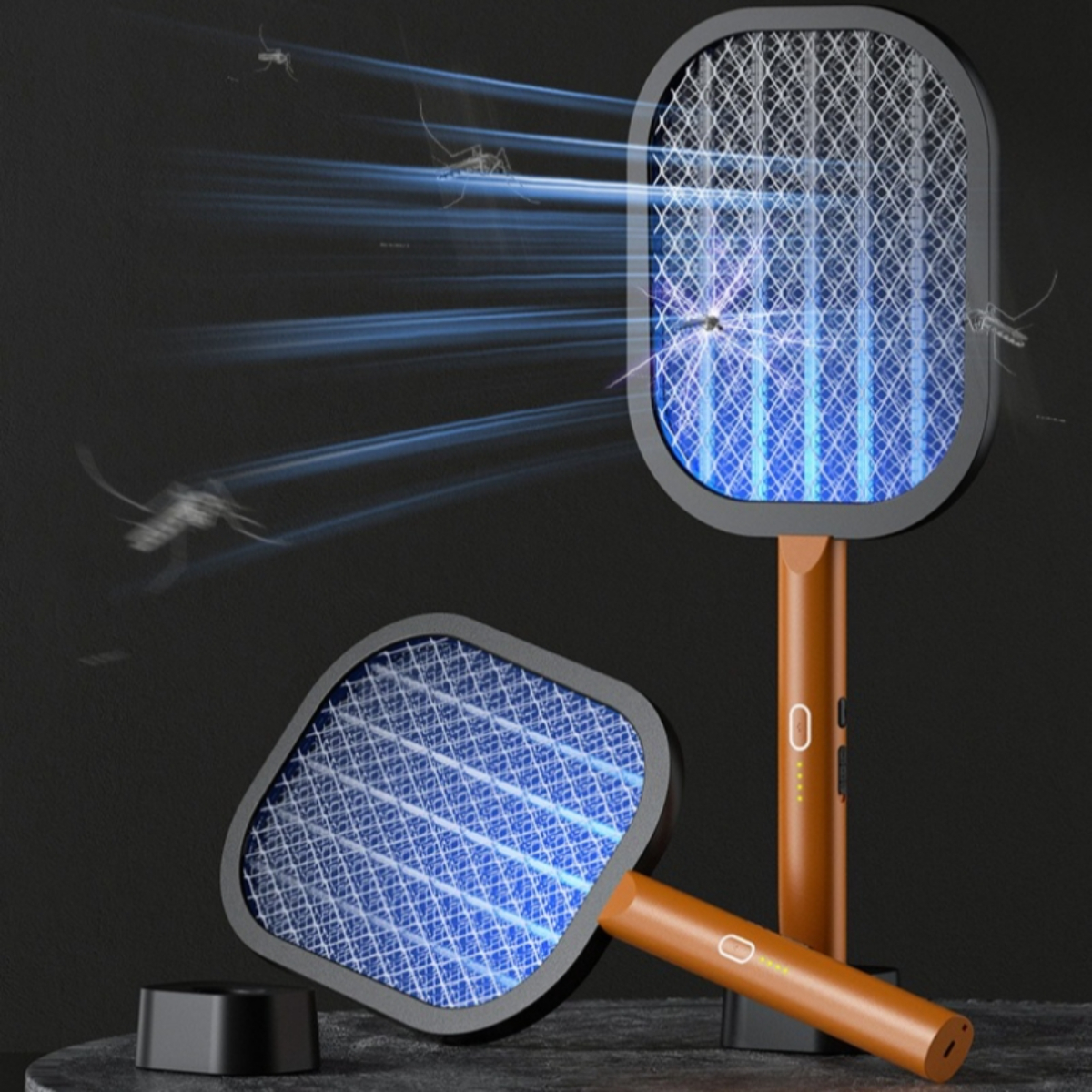 Zwei elektrische Mückenschläger; einer aufrecht, einer angewinkelt. Blaues Licht strahlt aus dem Netz aus.