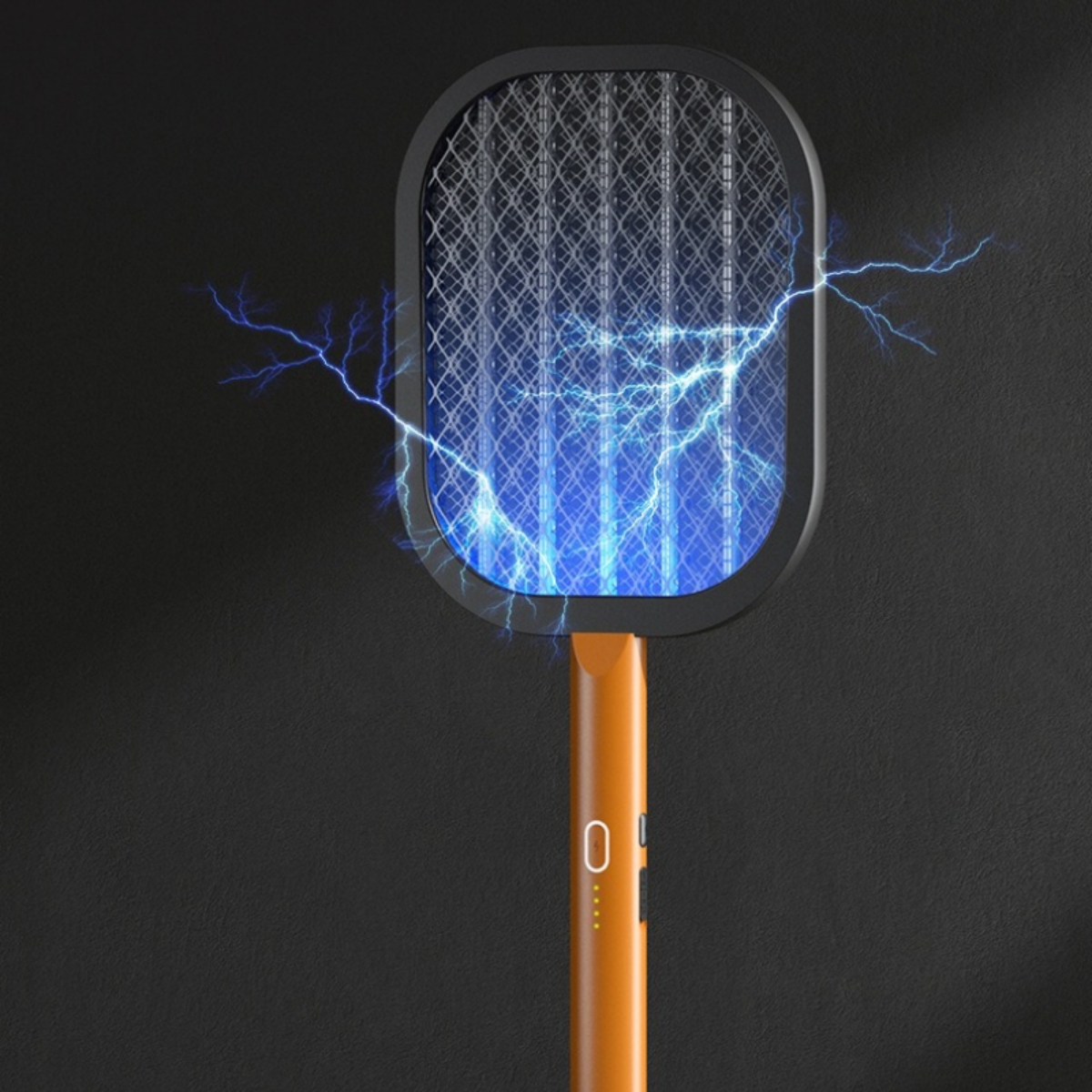 Ein schwarzer und orangefarbener elektrischer Fliegenfänger mit blauen Funken. Der Hintergrund ist schwarz.