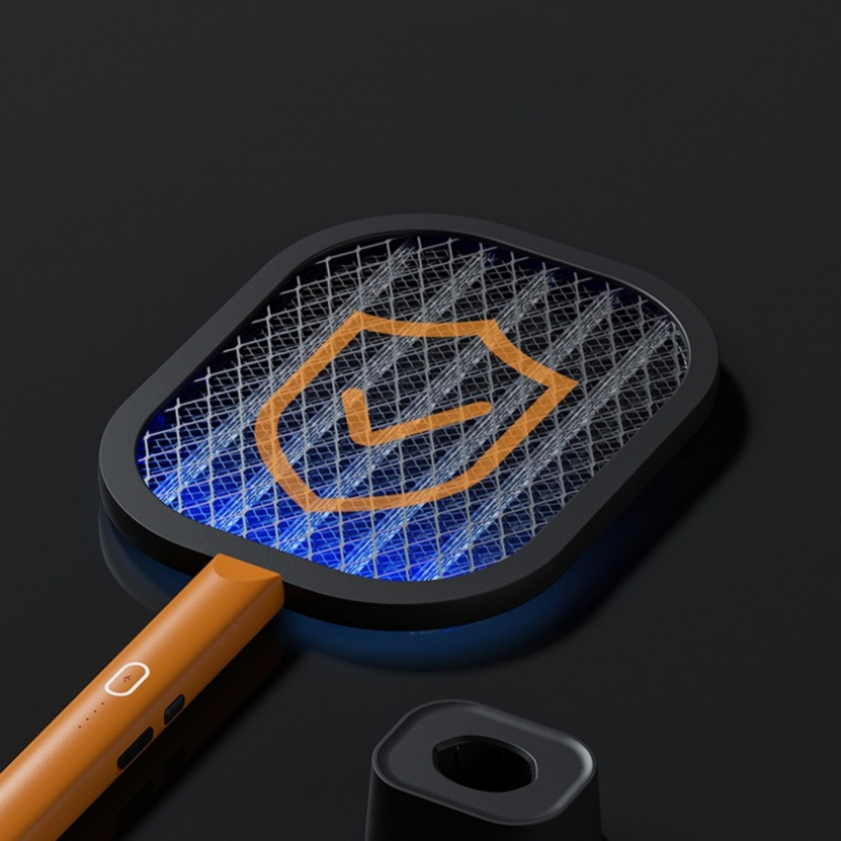 Oranger elektrischer Fliegenfänger mit Schildlogo, blauem Licht und schwarzem Ständer. Dunkler Hintergrund.