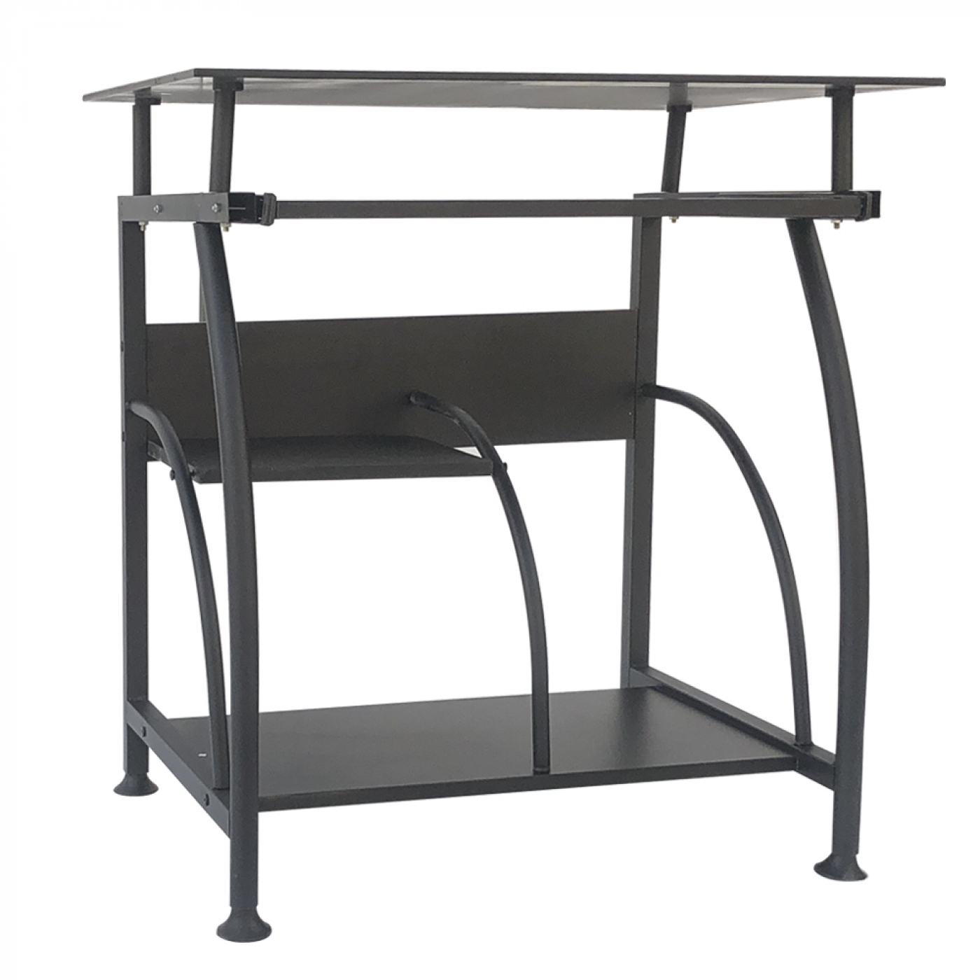 Een zwarte computerstandaard met planken, geschikt voor een bureau-opstelling, geïsoleerd.