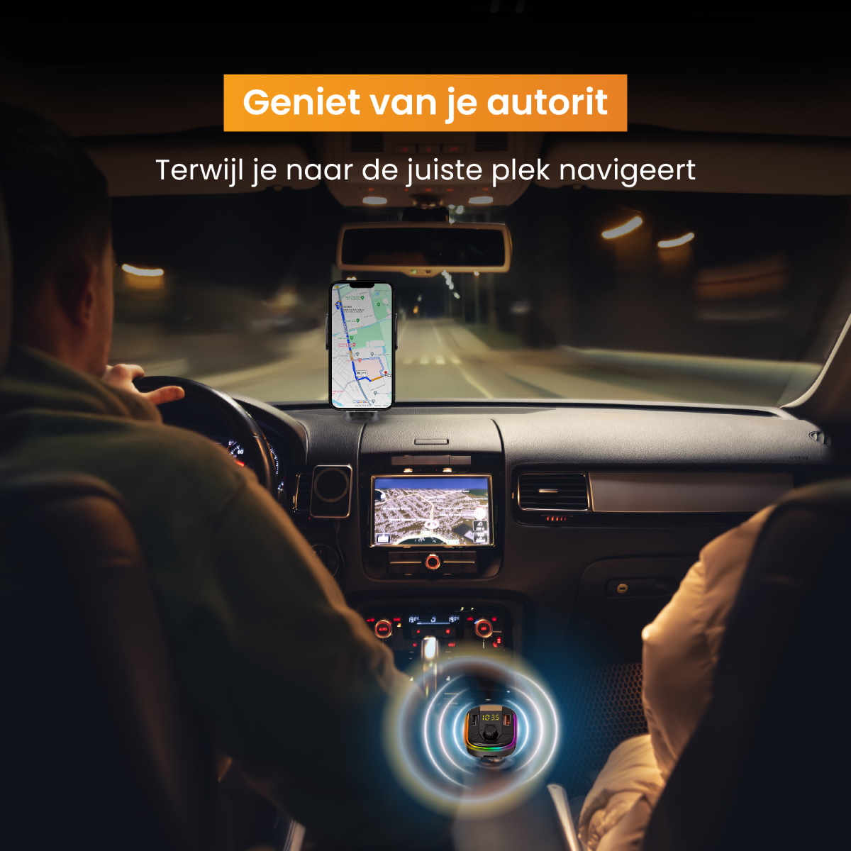 Intérieur d'une voiture avec un conducteur et un passager. Un téléphone affiche une carte, un écran un itinéraire.