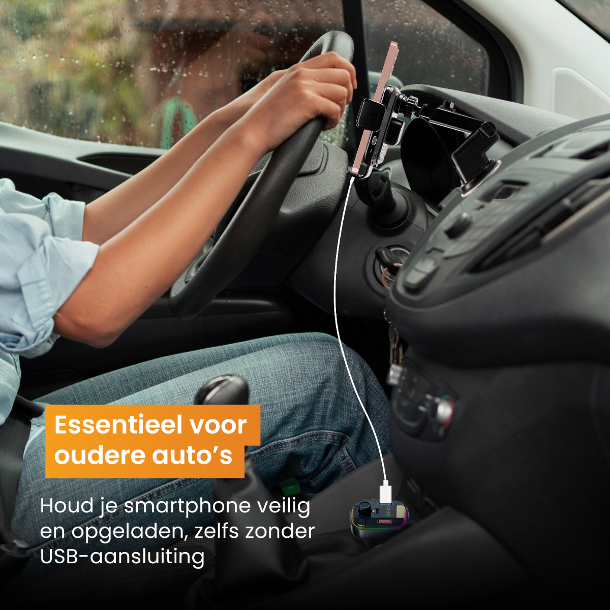 Une personne conduisant une voiture, utilisant un support de téléphone connecté à un port de charge.