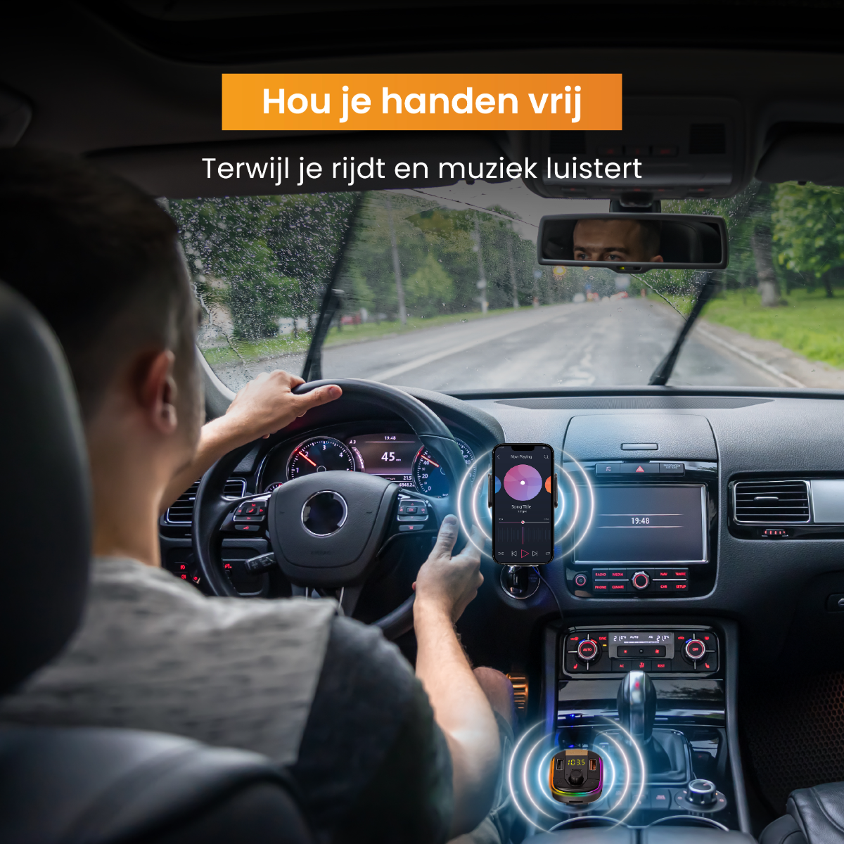 Un homme conduisant une voiture avec un téléphone sur le tableau de bord. Le téléphone affiche une interface musicale.