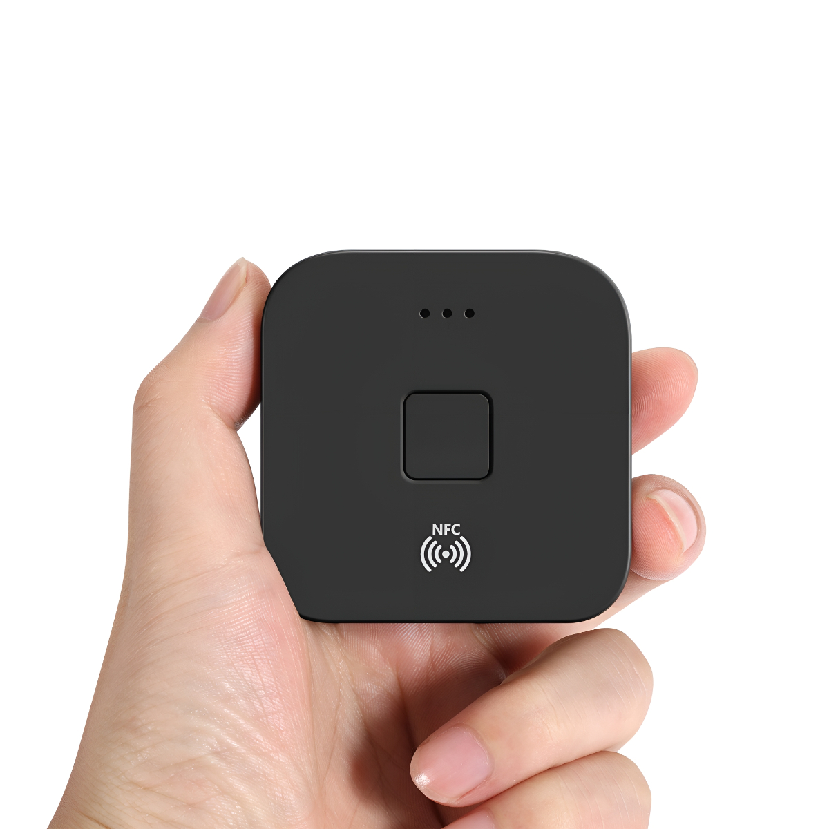 Eine Hand, die ein schwarzes NFC-Gerät hält. Weißer Hintergrund.