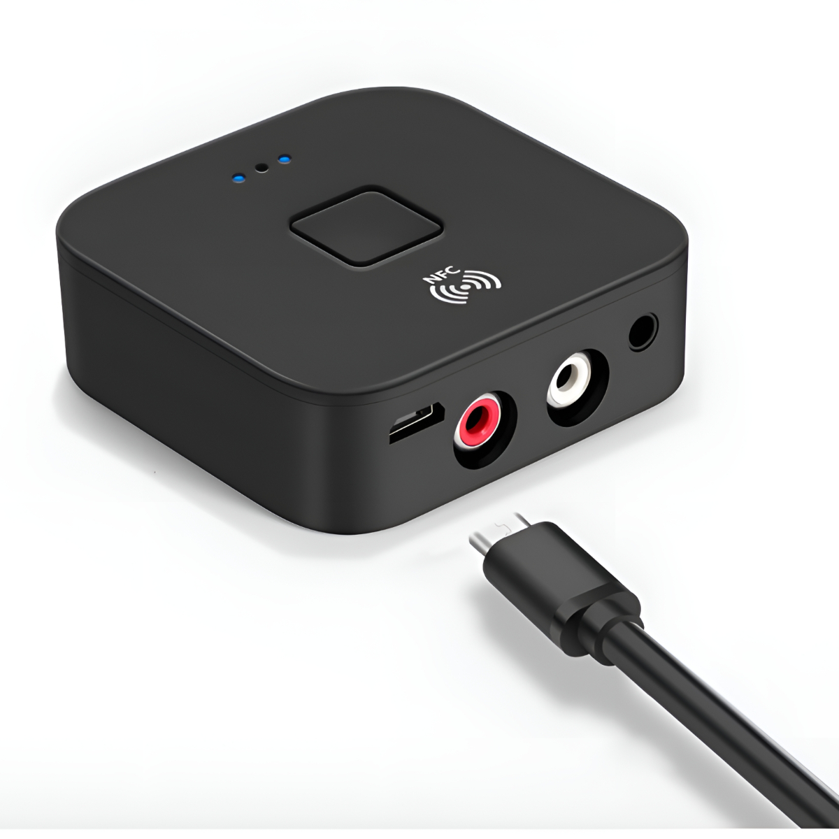 Schwarzes quadratisches Gerät mit Anschlüssen und einem USB-Kabel. Weißer Hintergrund, blaue LED-Leuchten.