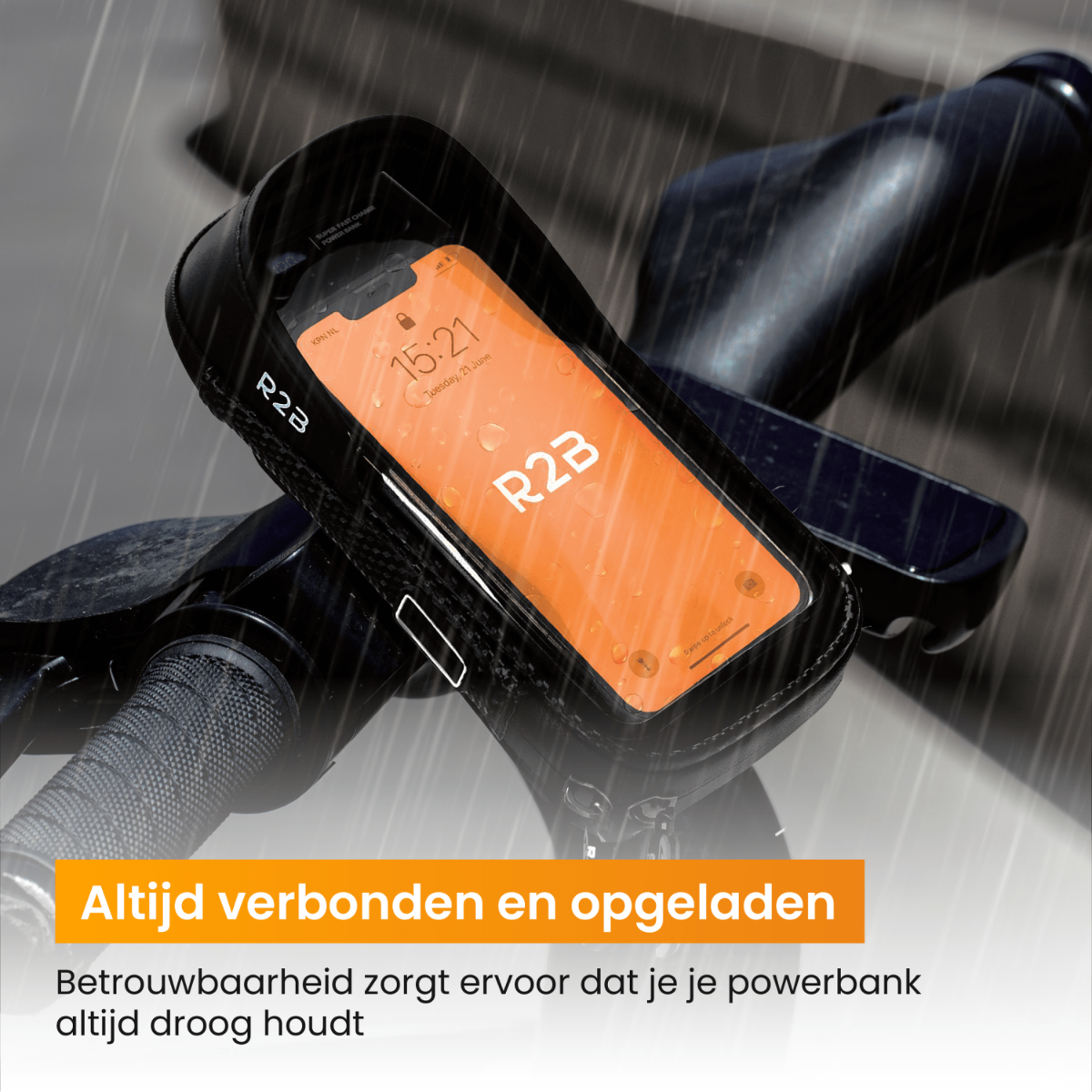 Telefoon in een zwarte waterdichte hoes gemonteerd op een fietsstuur, met tijd en batterijweergave.