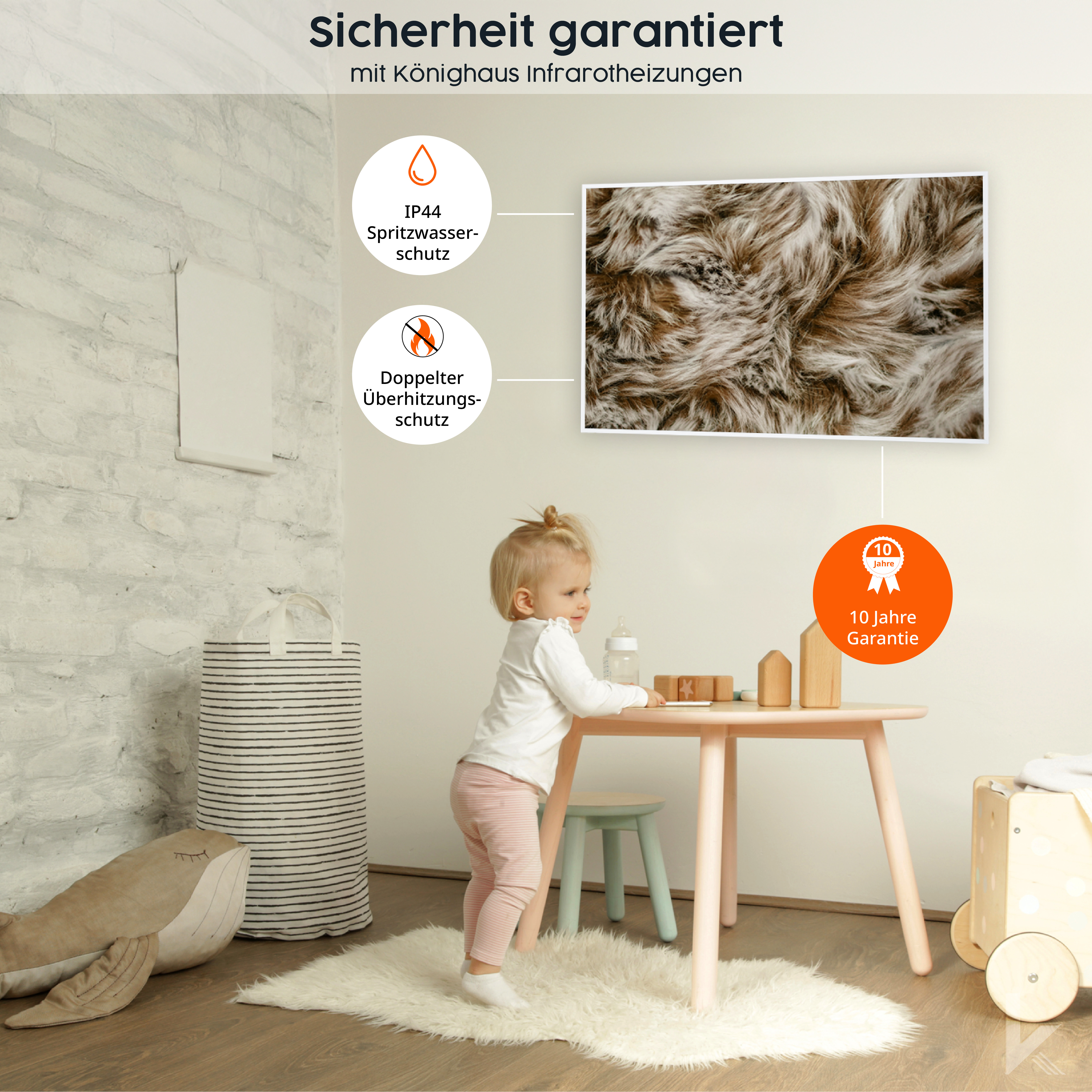 Ein Kleinkind steht neben einem Tisch mit einem Holzspielzeug. Ein Bild von Fell hängt an der Wand. Text über Sicherheit.
