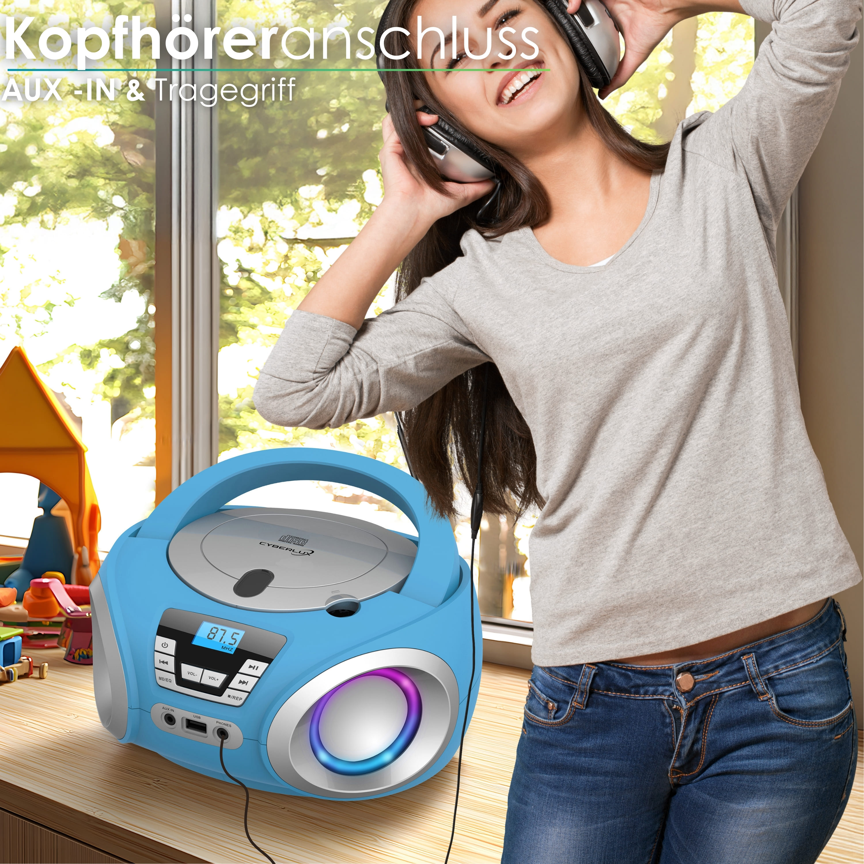 Frau mit Kopfhörern hört Musik von einer blauen Boombox. Der Raum hat ein Fenster und Spielzeug.