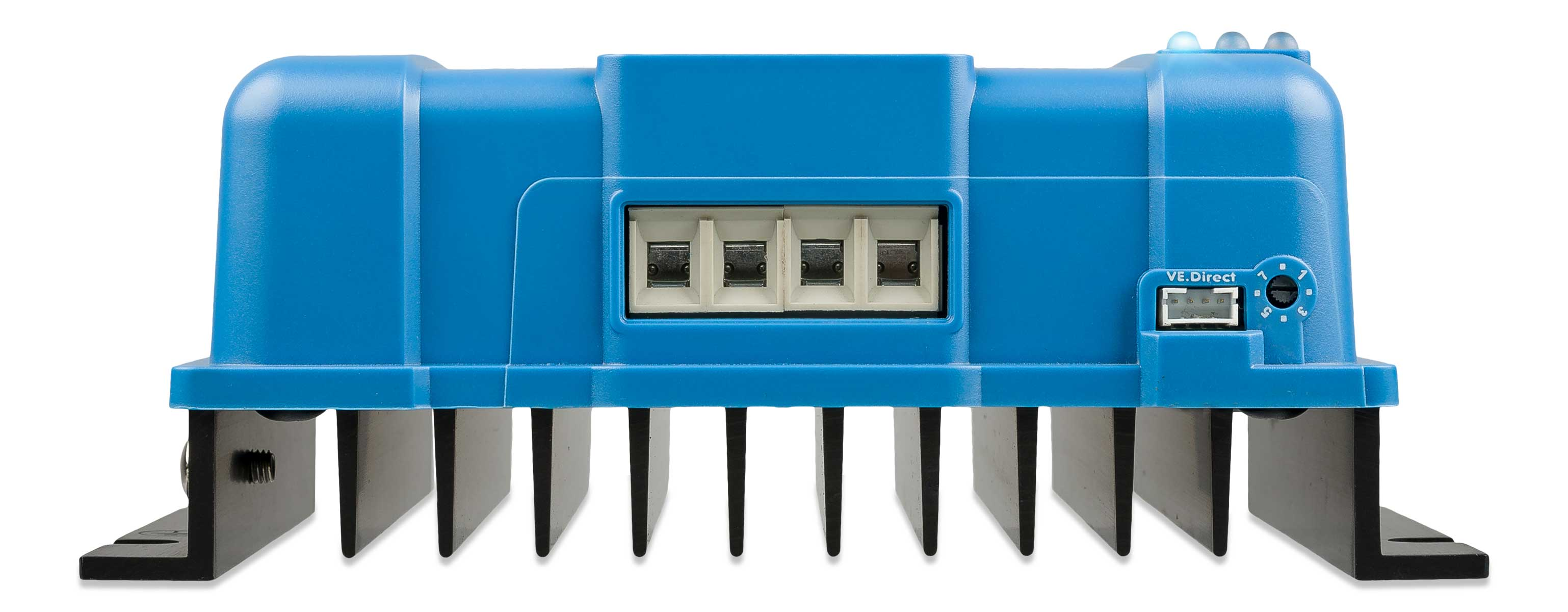 Un dispositivo elettronico blu con dissipatori e connettori. Tre porte in alto, una porta VE.Direct a destra.
