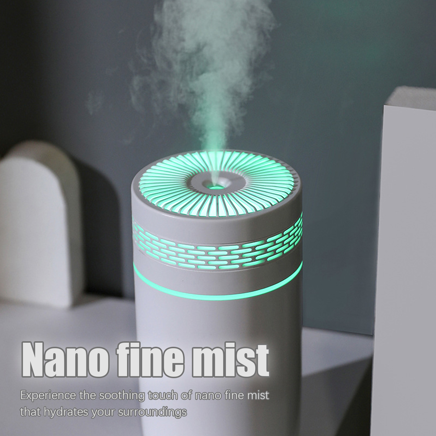 Biało-szary nawilżacz emituje mgłę. Ma zielone światło. Tło jest szare.
