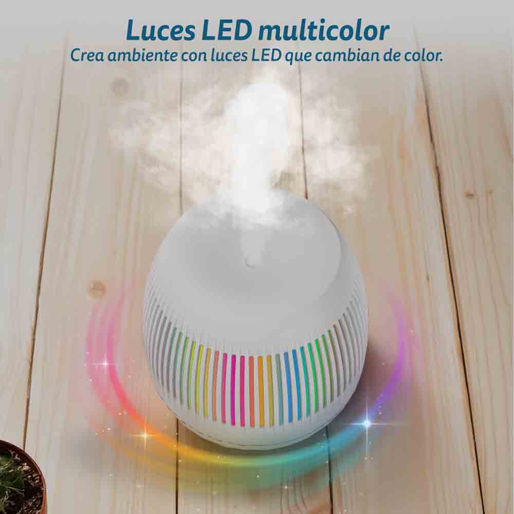 Diffusore di aromi bianco con luci LED colorate attorno alla base, che produce vapore.
