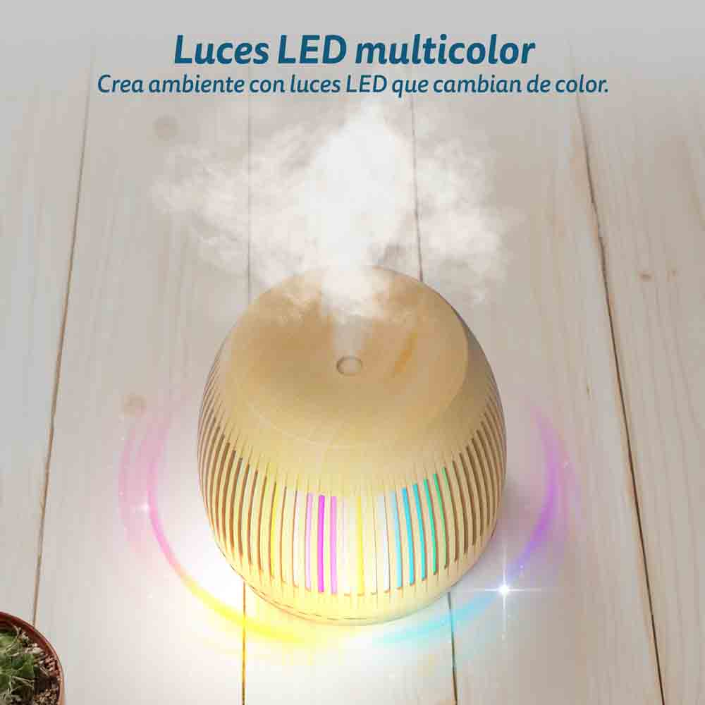 Un umidificatore di forma ovale, con luci LED multicolore. Una superficie in legno sullo sfondo.