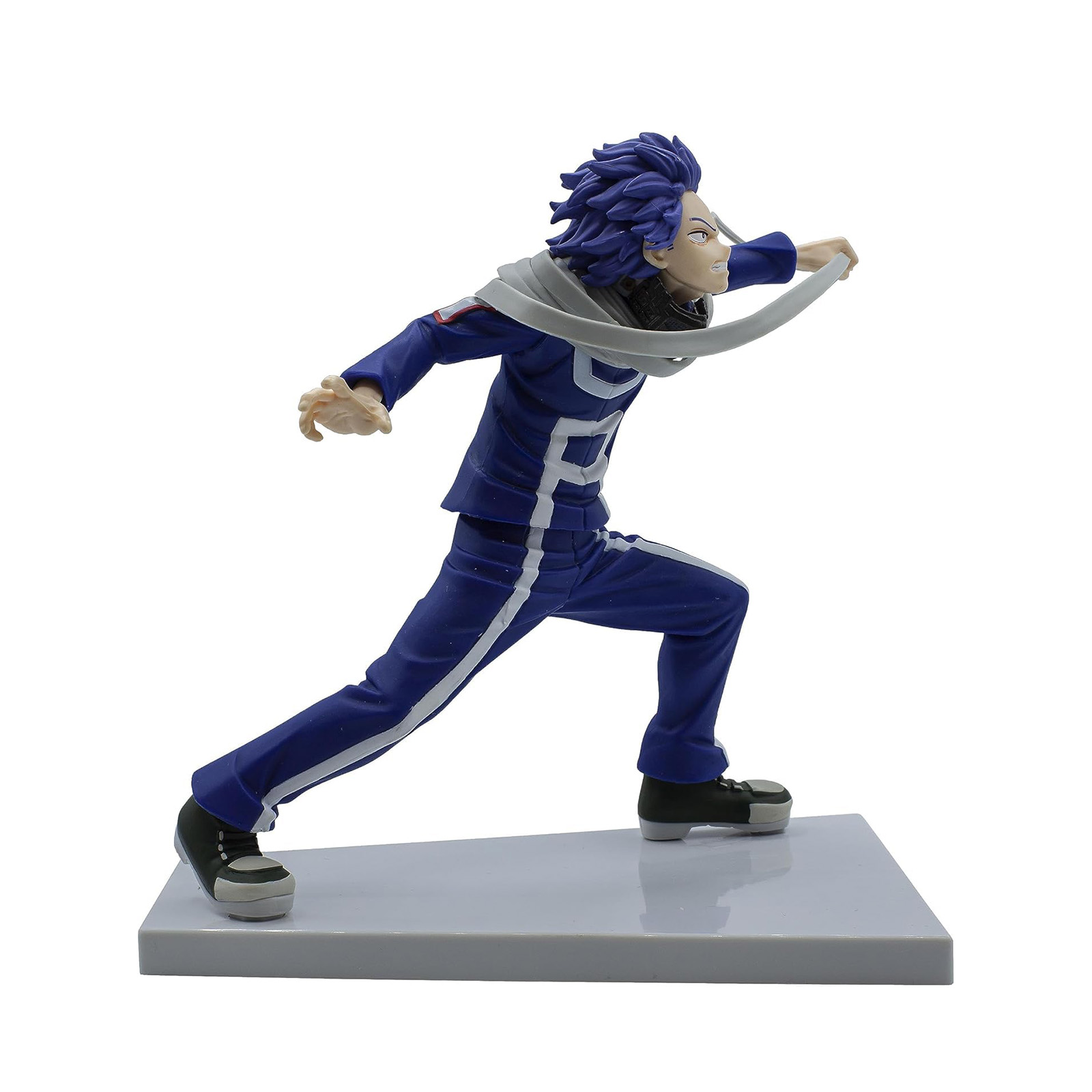 Figura anime de un personaje con traje azul en pose de acción, corriendo con una bufanda, sobre una base blanca.