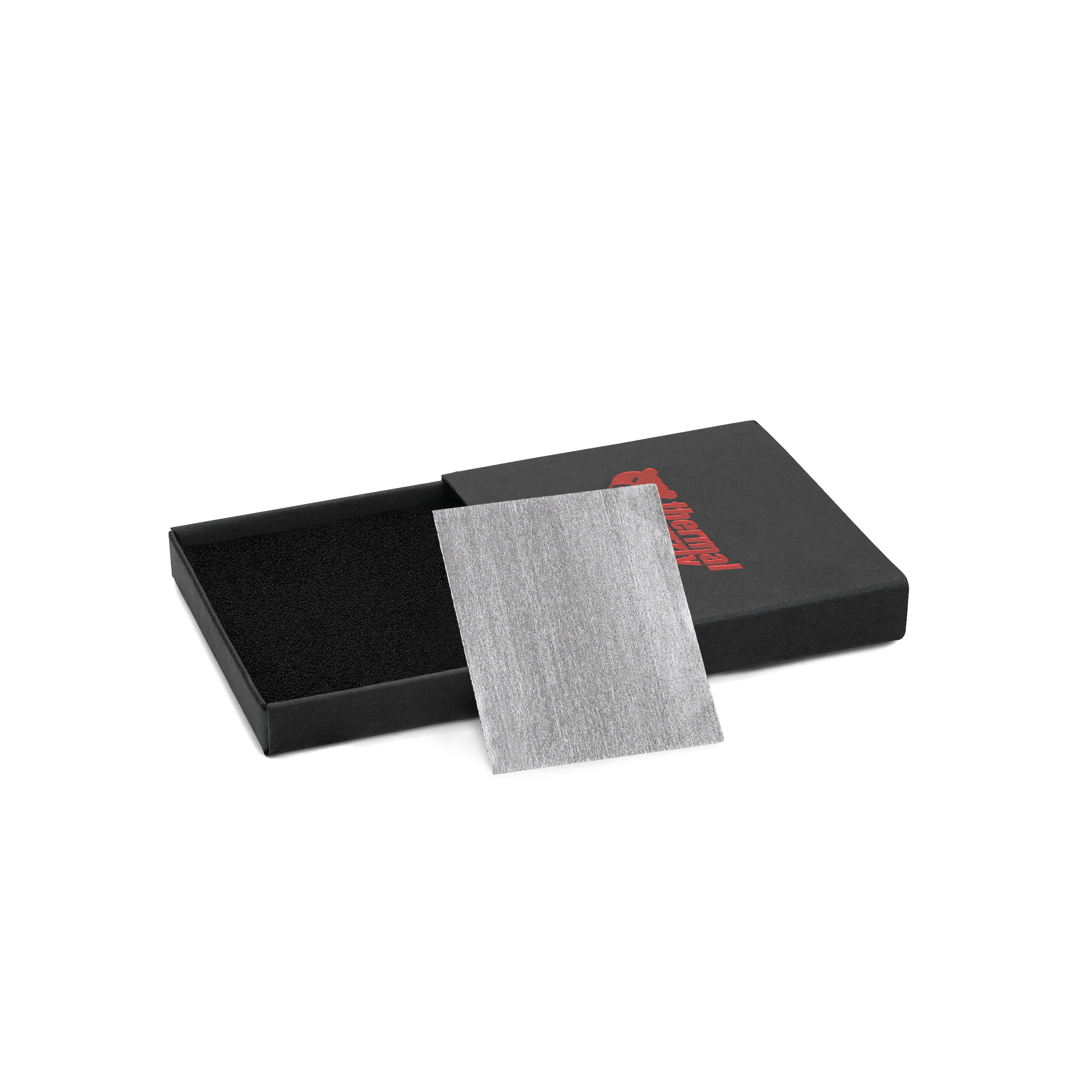 Eine schwarze Box ist geöffnet und zeigt ein schwarzes Schaumstoff-Innenleben und ein graues Papier.
