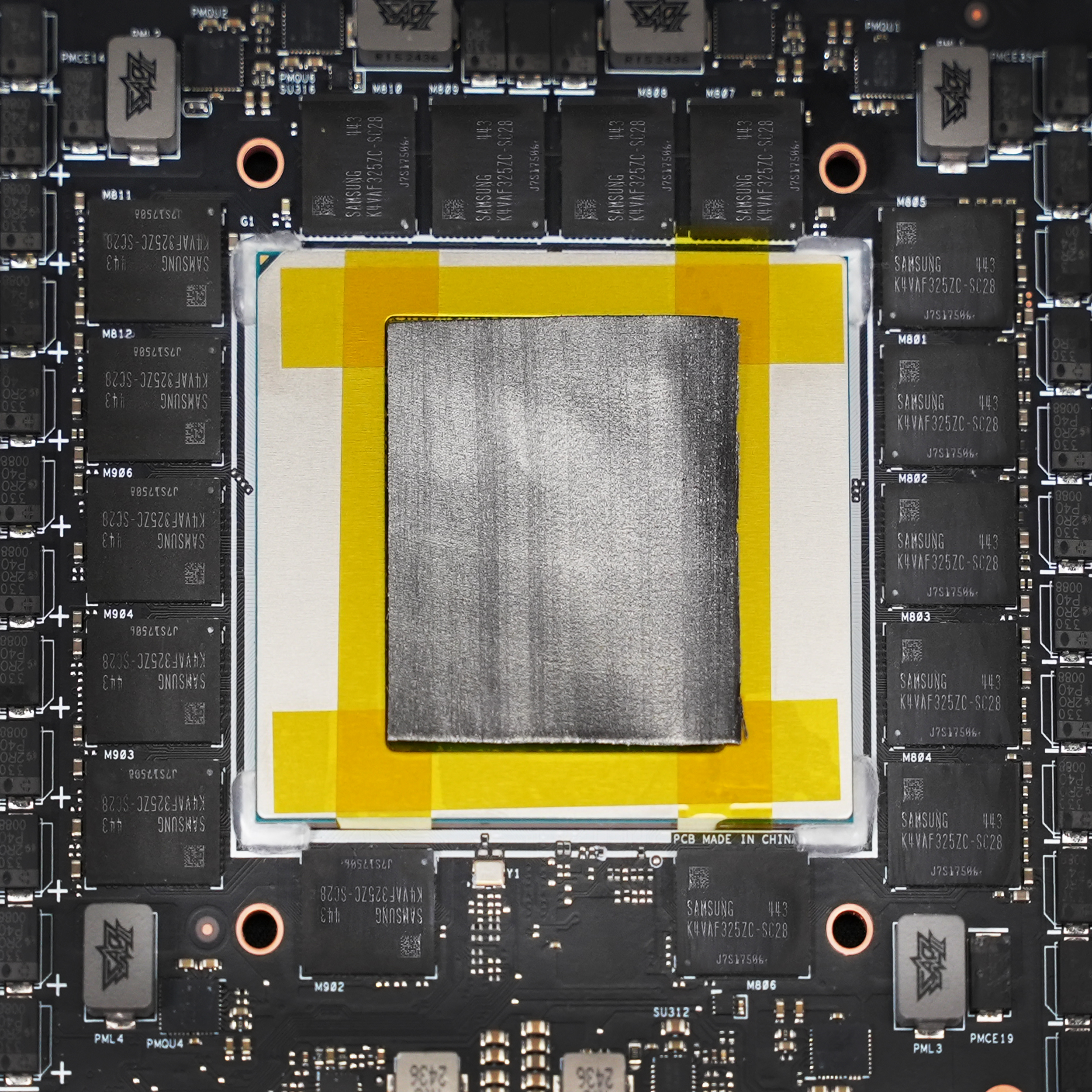 Nahaufnahme einer Computerschaltung. Silbernes Quadrat, gelbes Klebeband, umgeben von Chips.