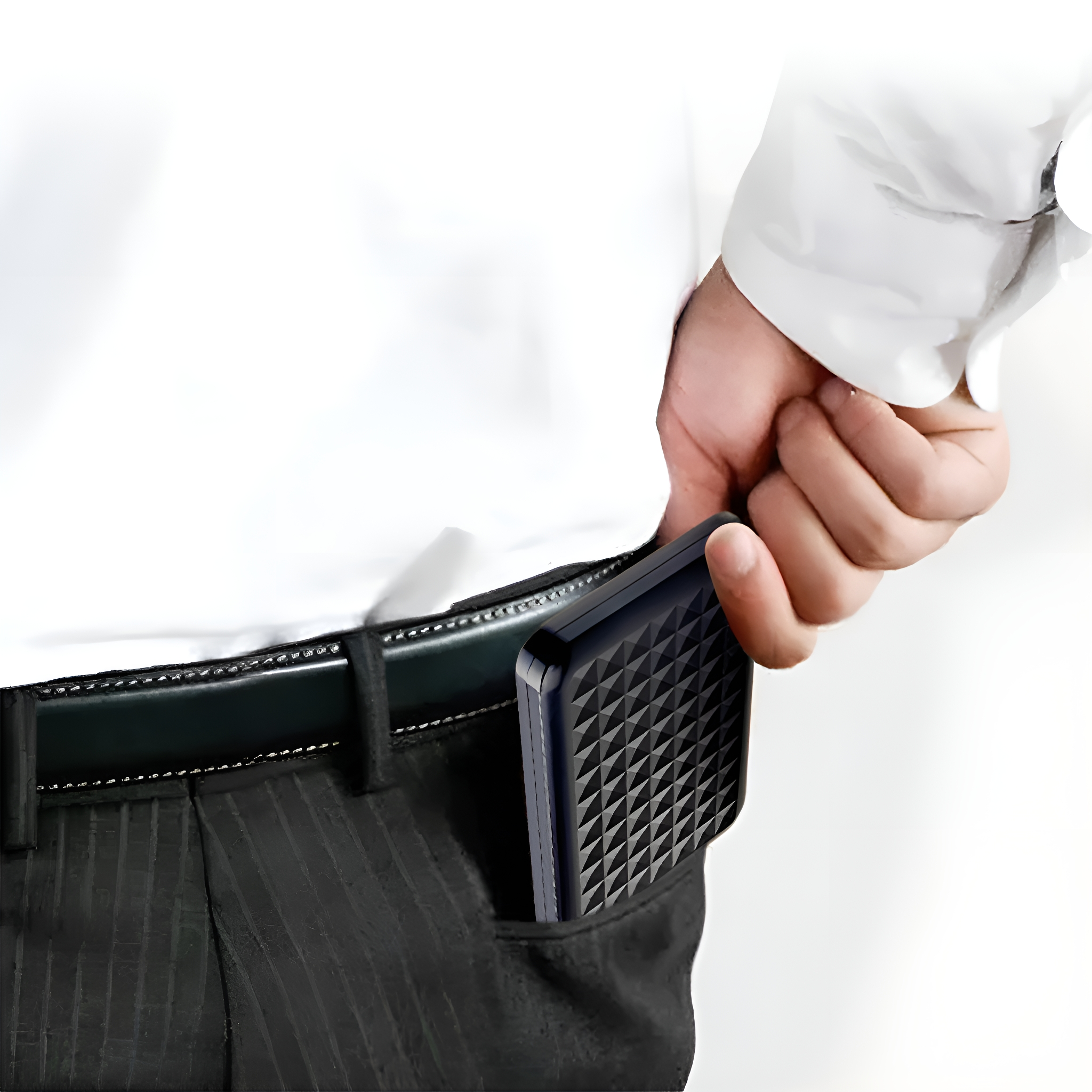 Die Hand eines Mannes zieht eine schwarze, strukturierte Geldbörse aus seiner Tasche.