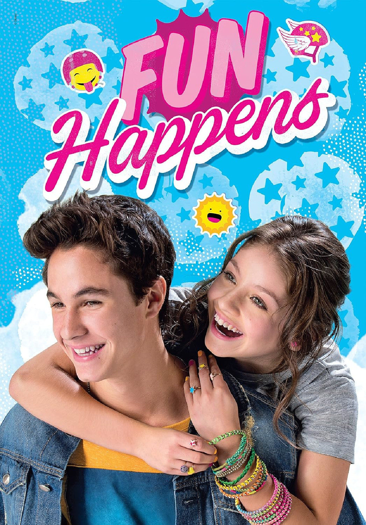 Filmplakat mit zwei lächelnden Teenagern. Text sagt 'FUN Happens'. Blauer Hintergrund mit Sternen.